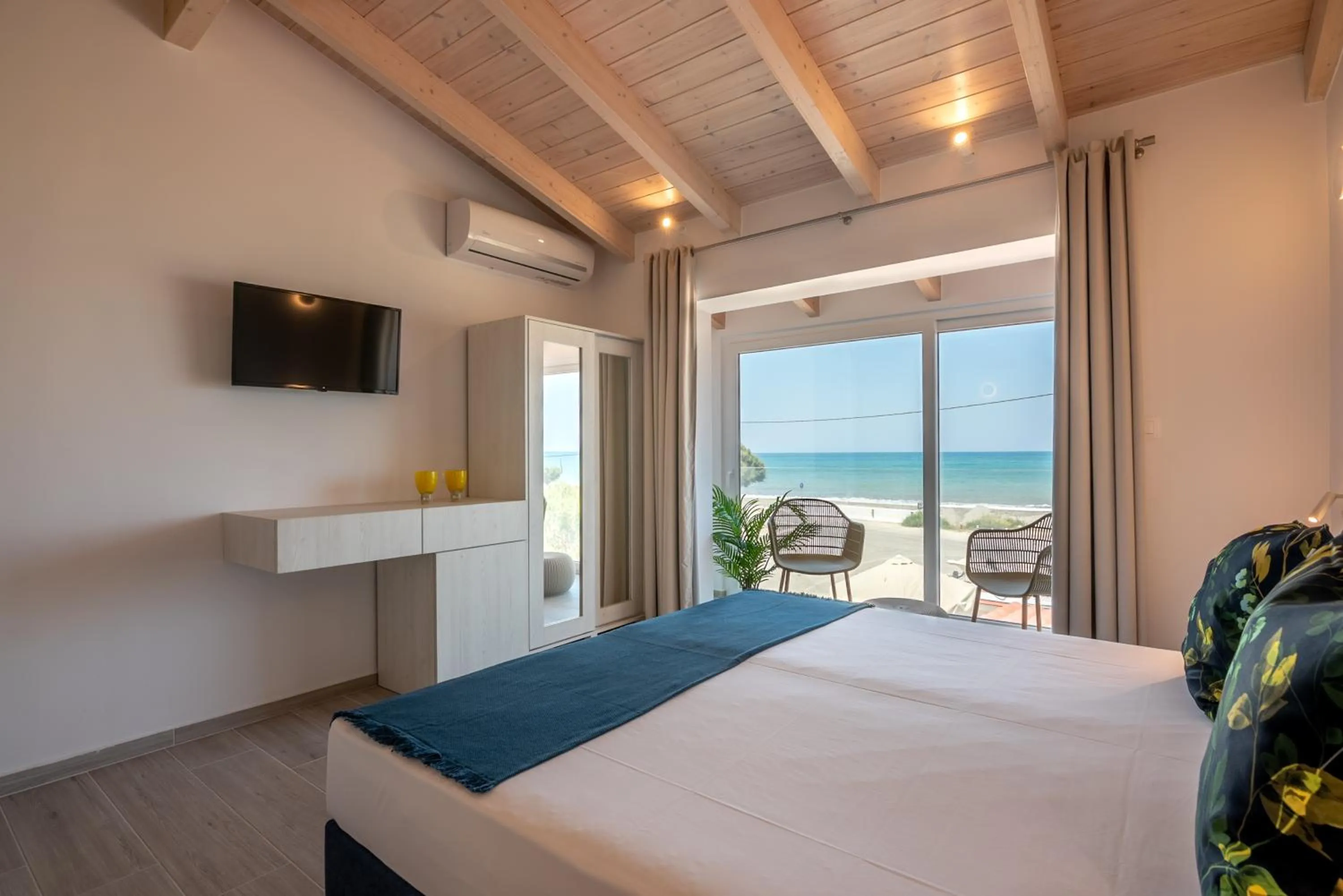 Photo of the whole room, Bed in GT Beach