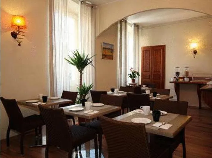 Restaurant/places to eat in Hôtel Duc De Padoue