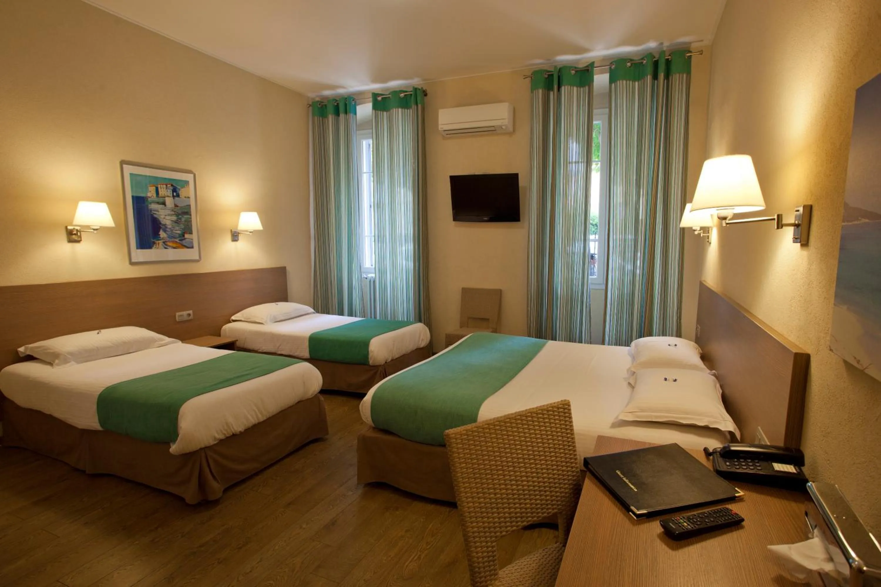 Bedroom, Bed in Hôtel Duc De Padoue