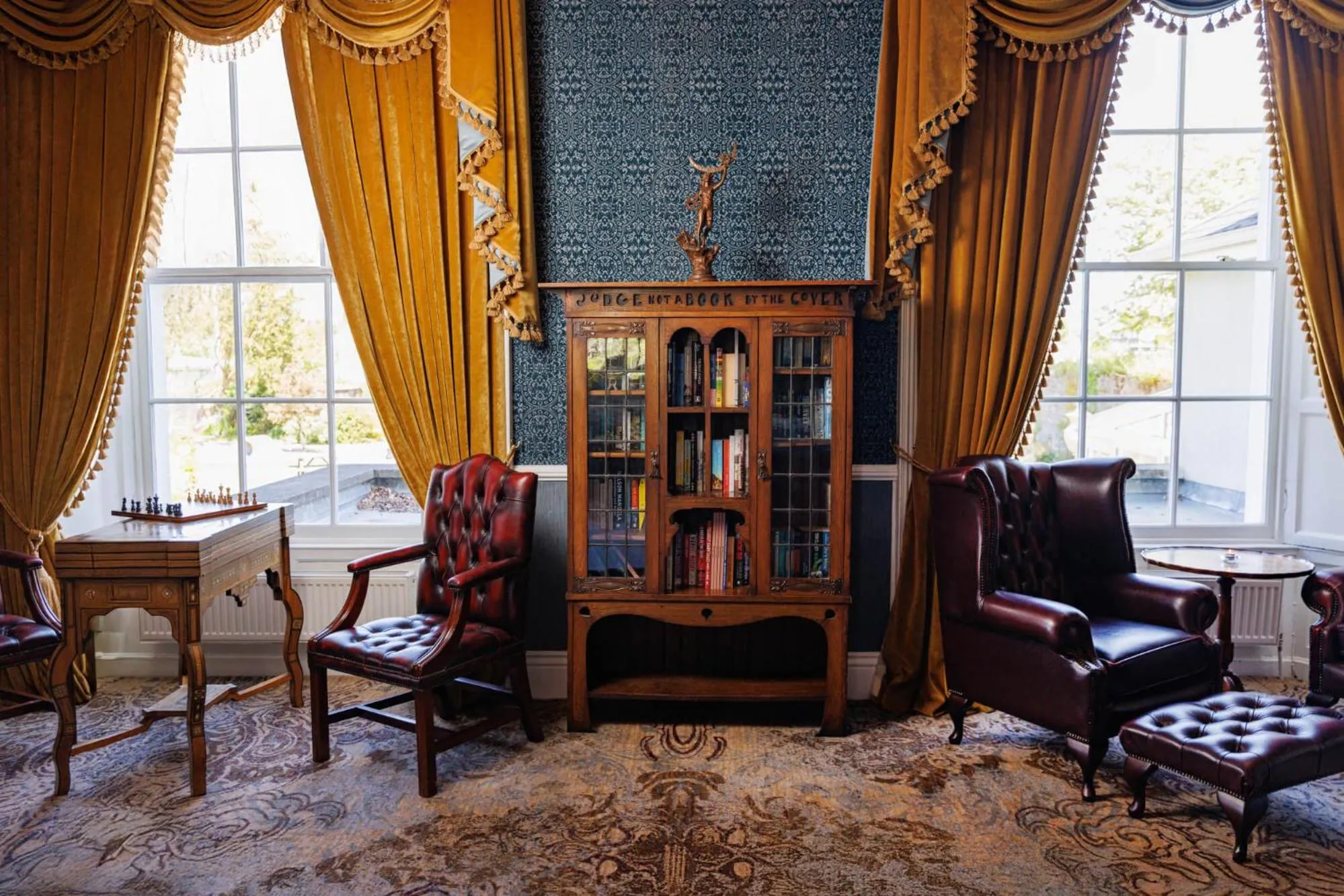 Communal lounge/ TV room in County Arms Birr