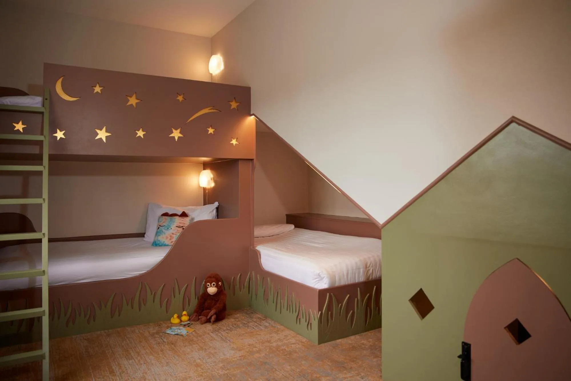 Family, Bed in County Arms Birr