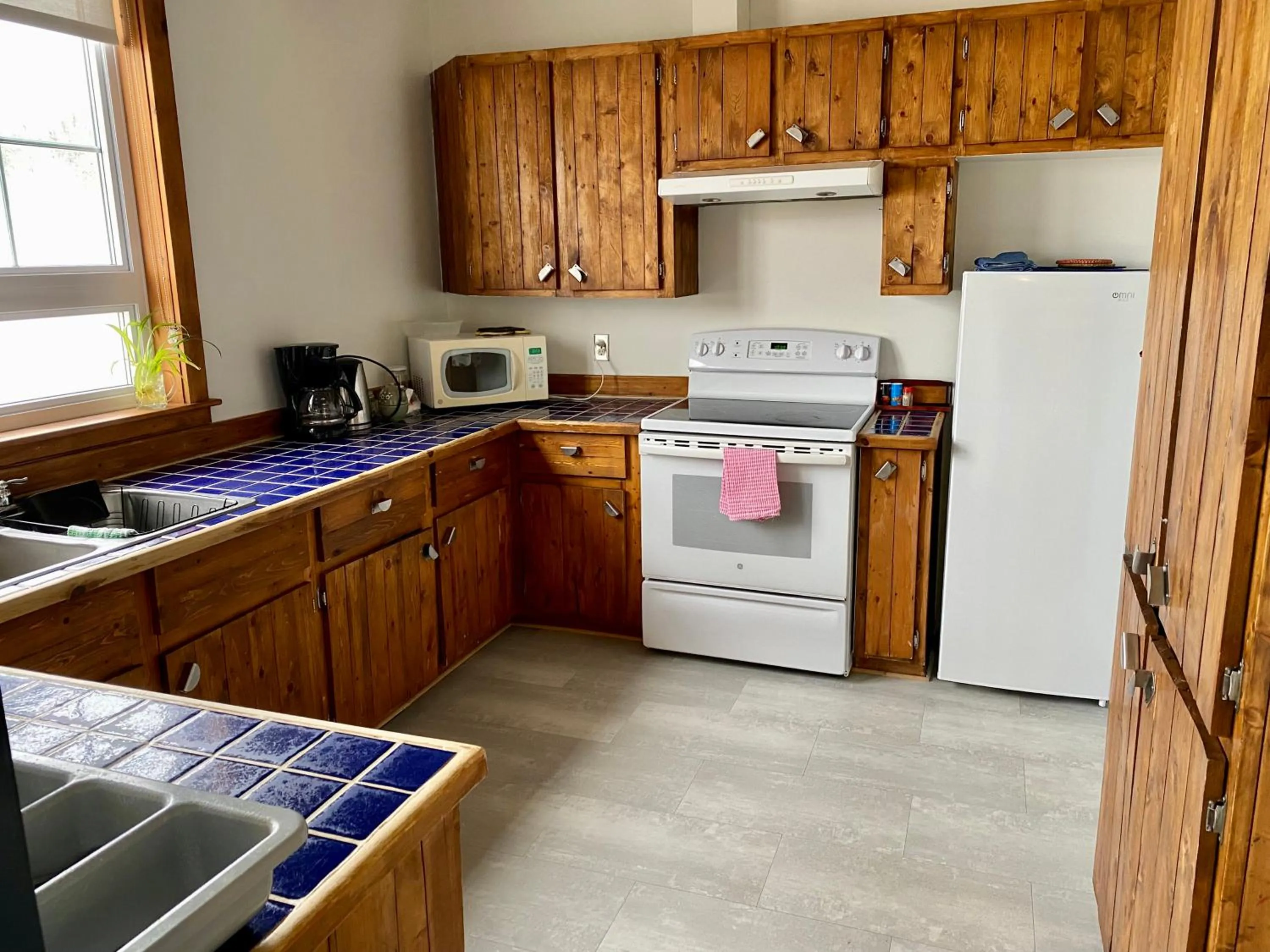 Communal kitchen in Auberge de Gros-Cap