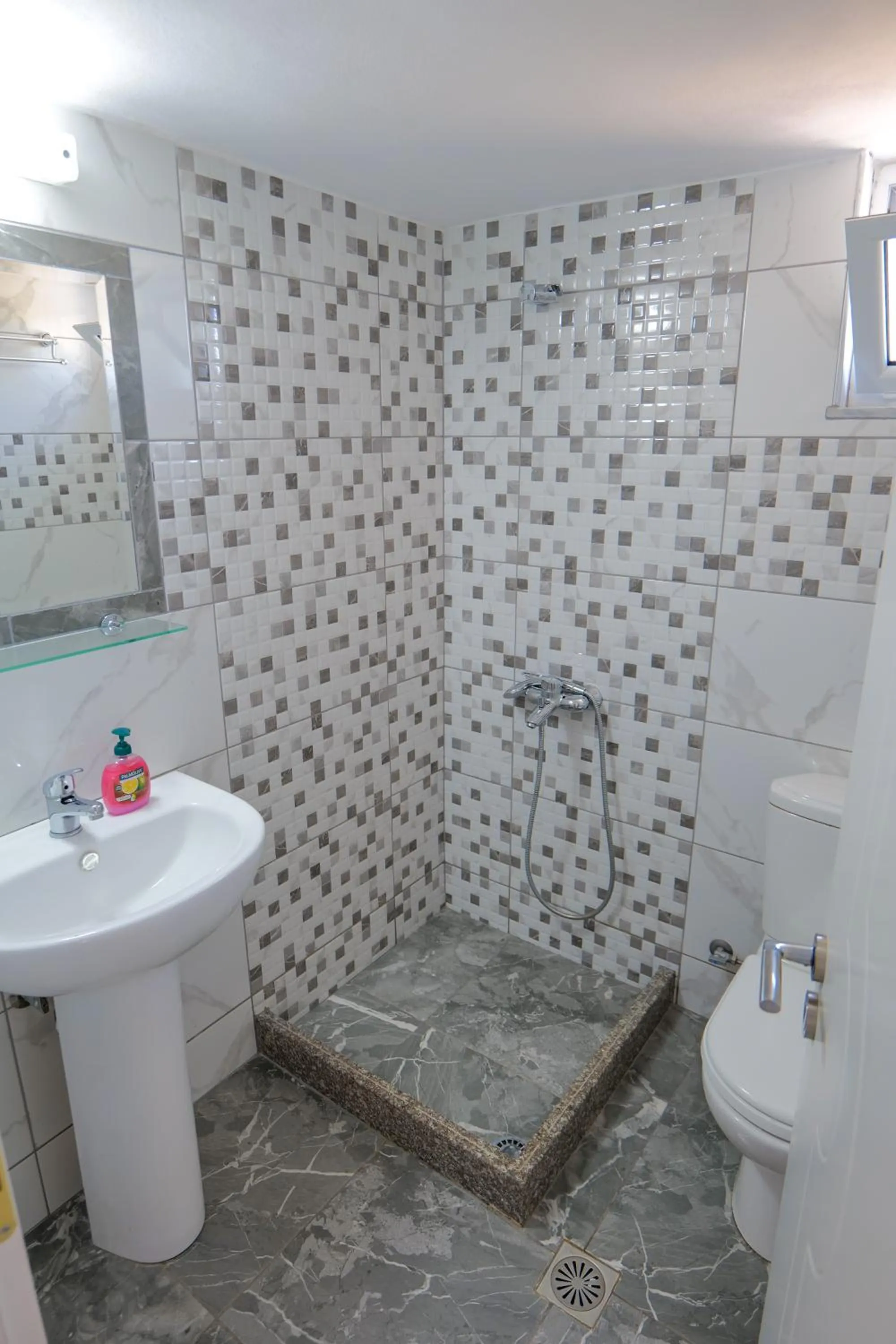 Shower in Hotel Chris