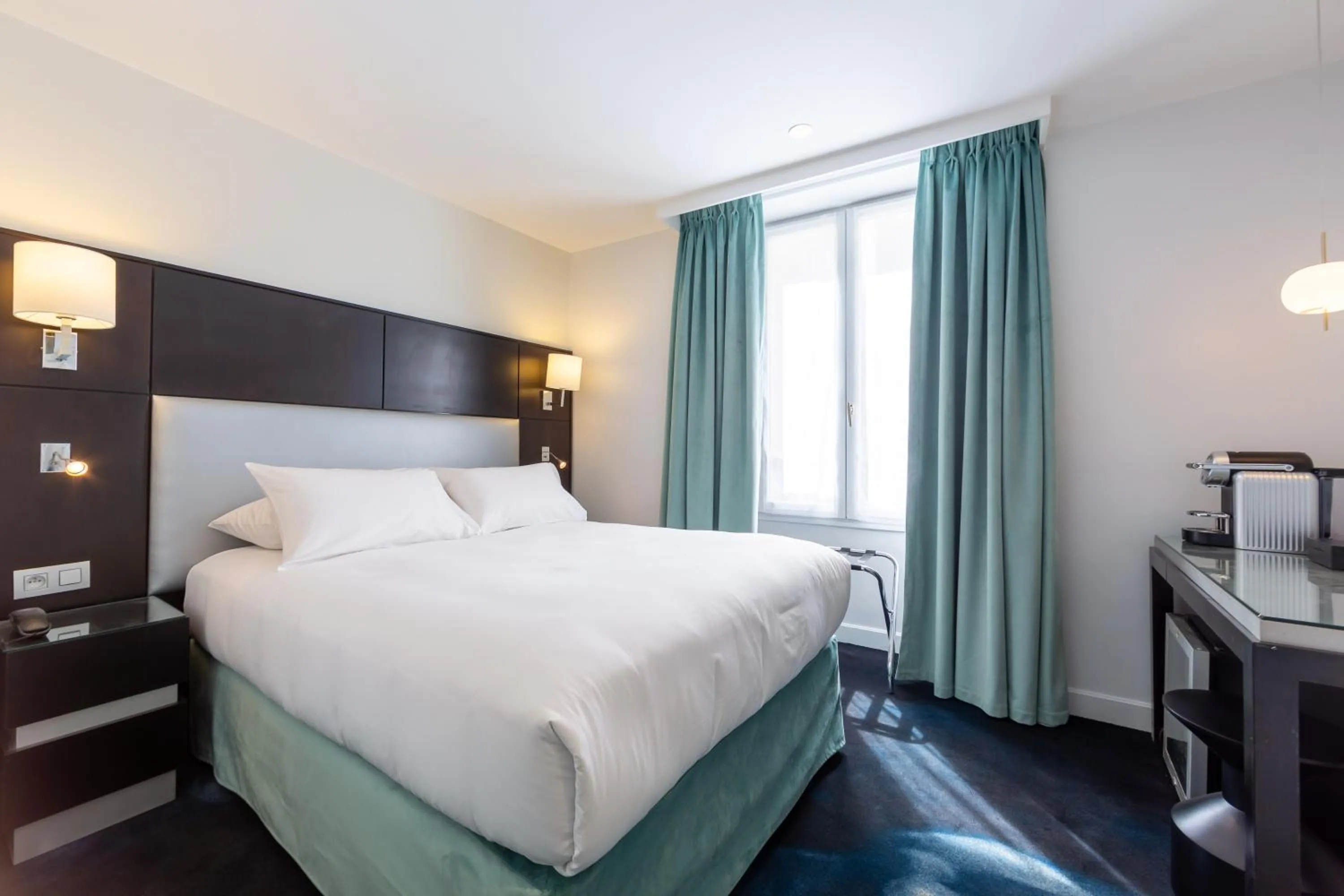 Bed in LOGIS Hôtel 15 Montparnasse