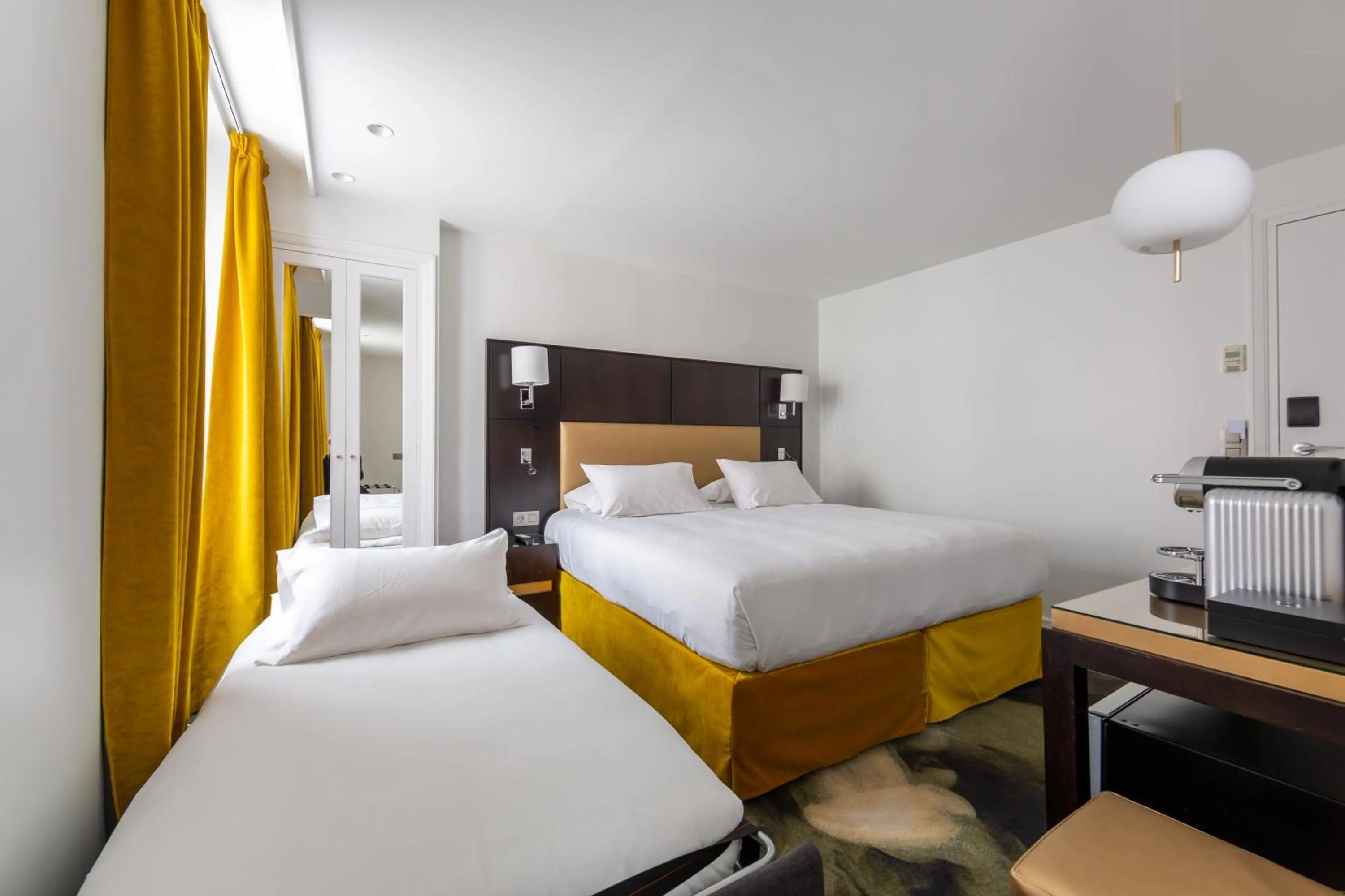 Bed in LOGIS Hôtel 15 Montparnasse