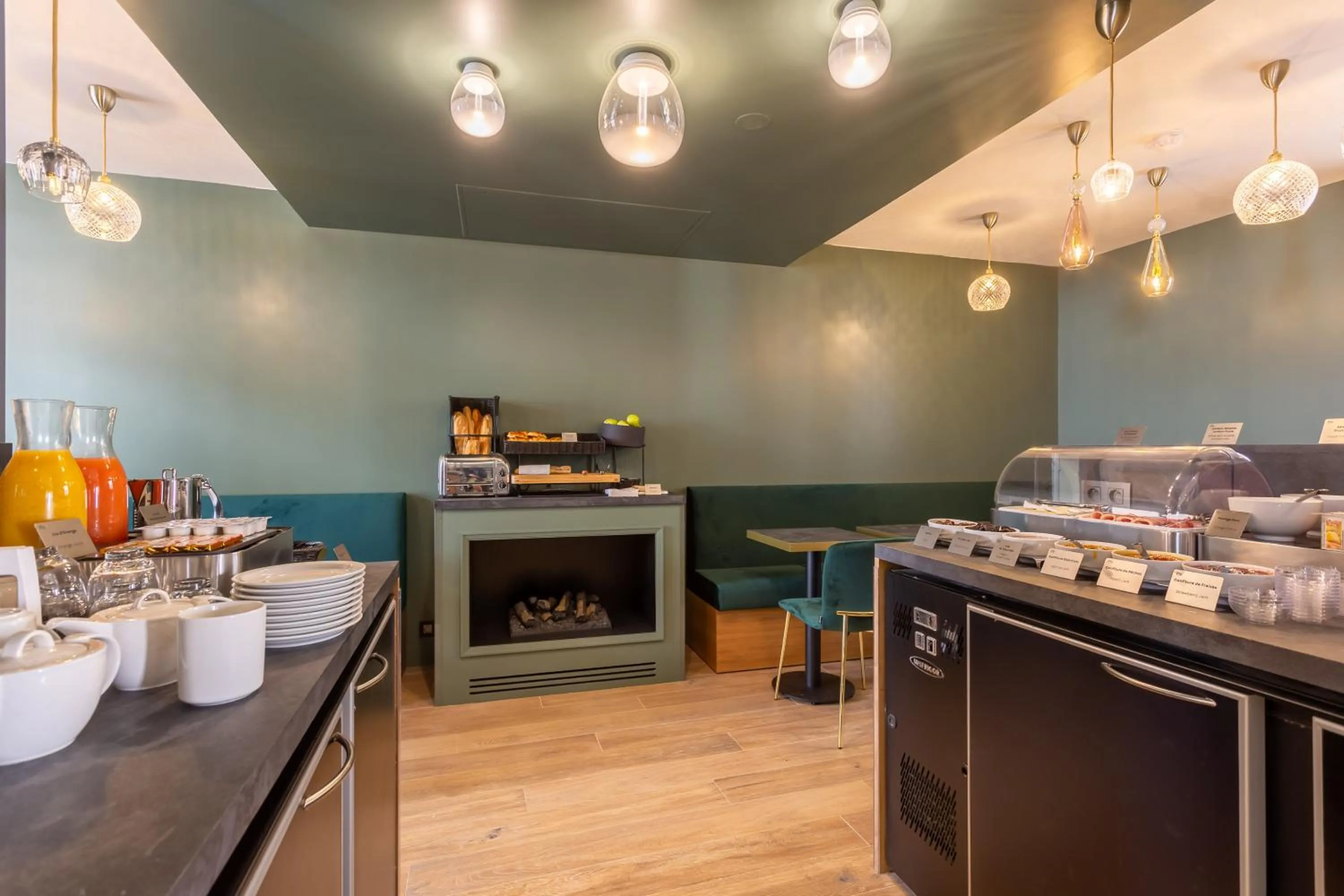 Breakfast in LOGIS Hôtel 15 Montparnasse