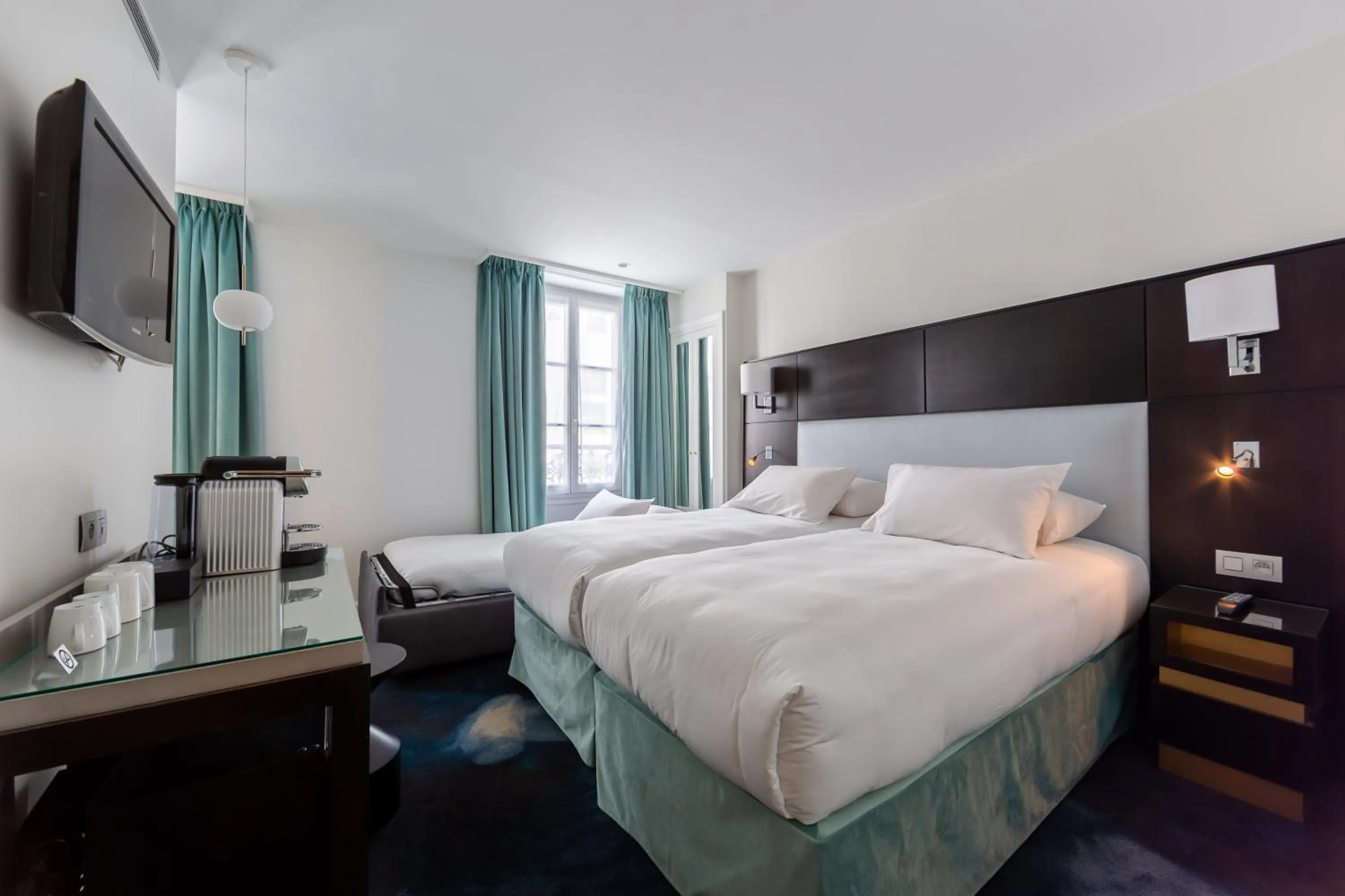 Bed in LOGIS Hôtel 15 Montparnasse