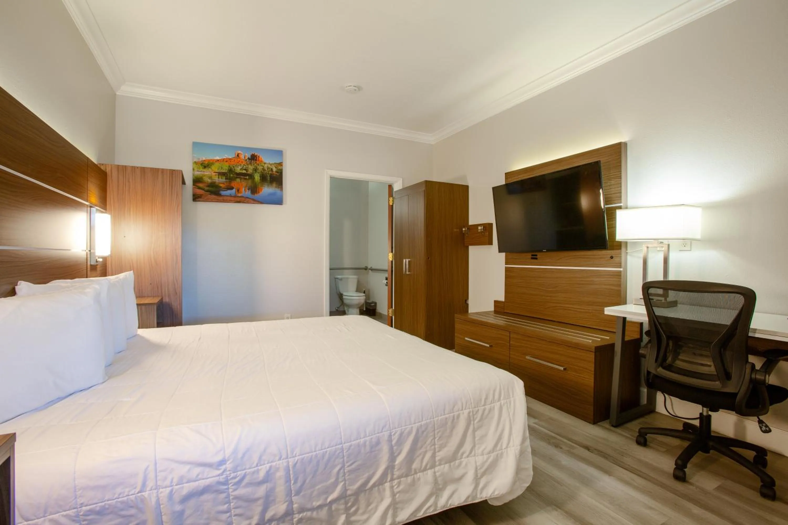 TV and multimedia, Bed in Wildflower Inn at Bell Rock