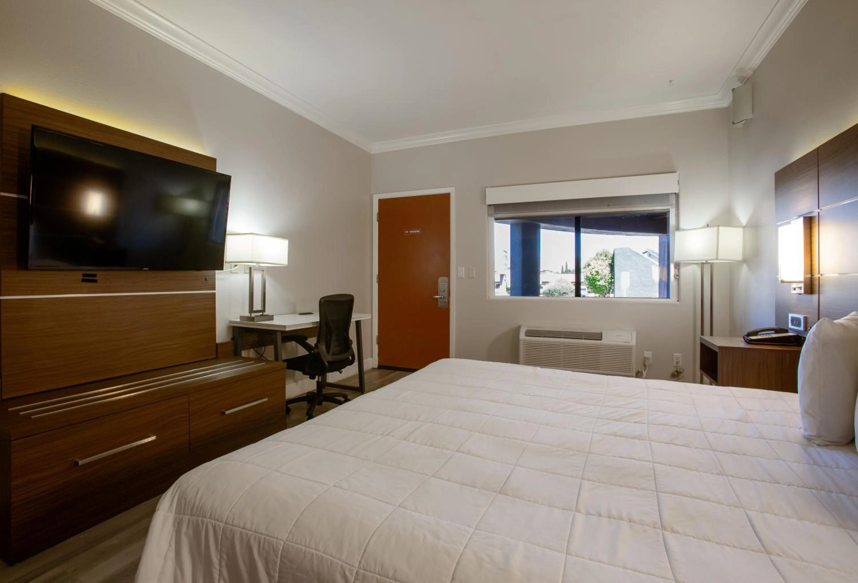 TV and multimedia, Bed in Wildflower Inn at Bell Rock