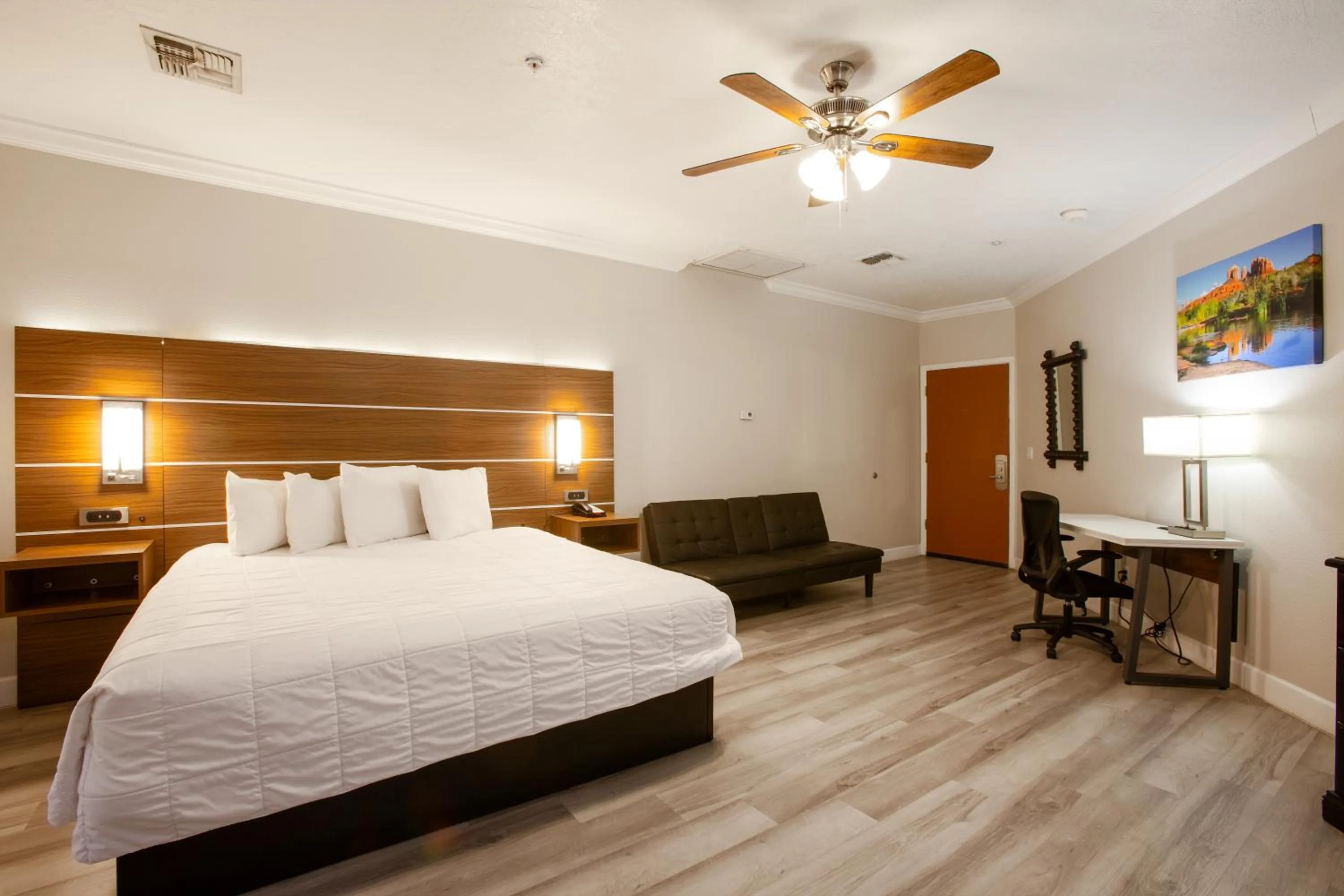 Photo of the whole room, Bed in Wildflower Inn at Bell Rock