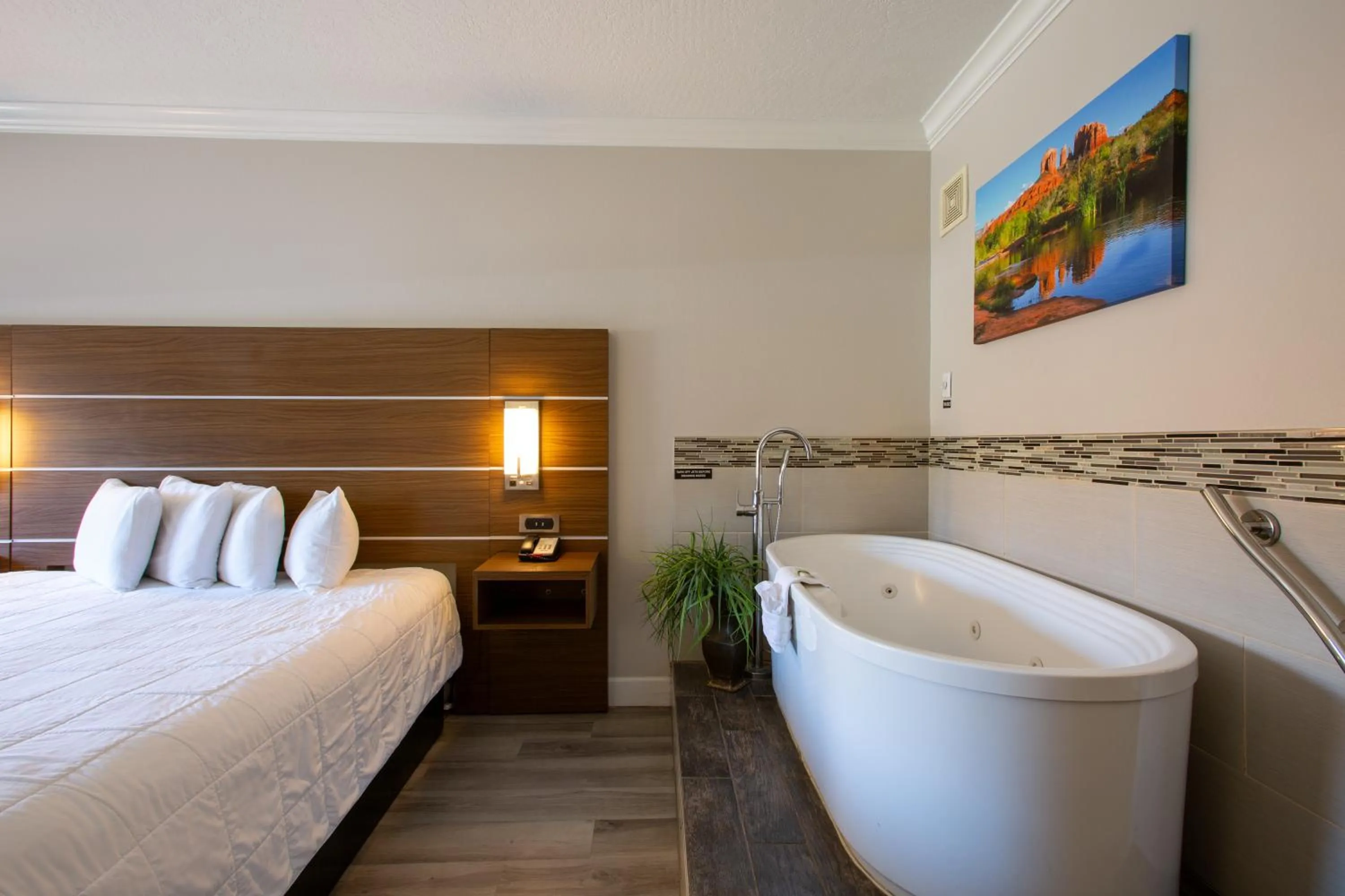 Hot Tub, Bed in Wildflower Inn at Bell Rock