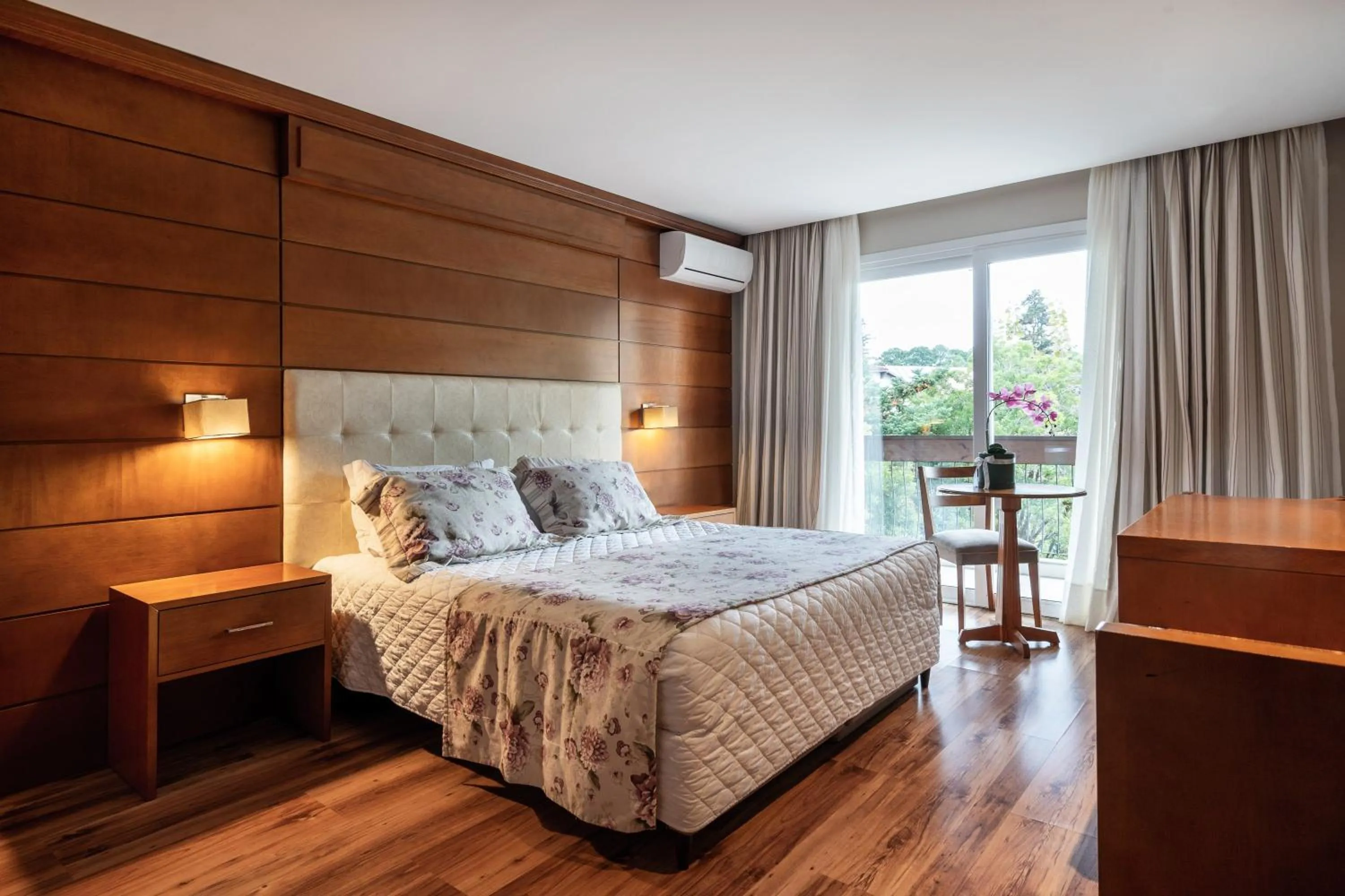 Bedroom, Bed in Hotel Alpestre