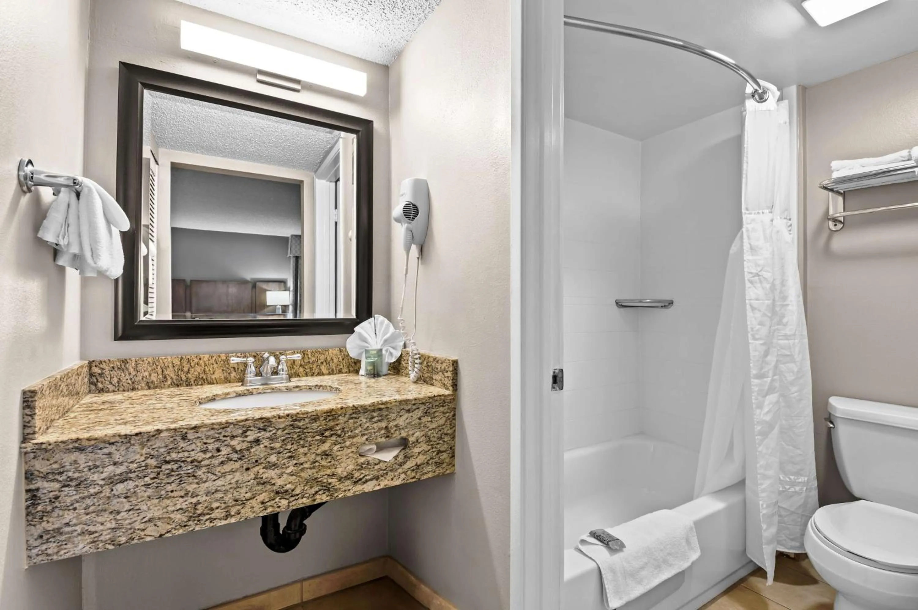 Bedroom in Best Western Los Alamitos Inn & Suites