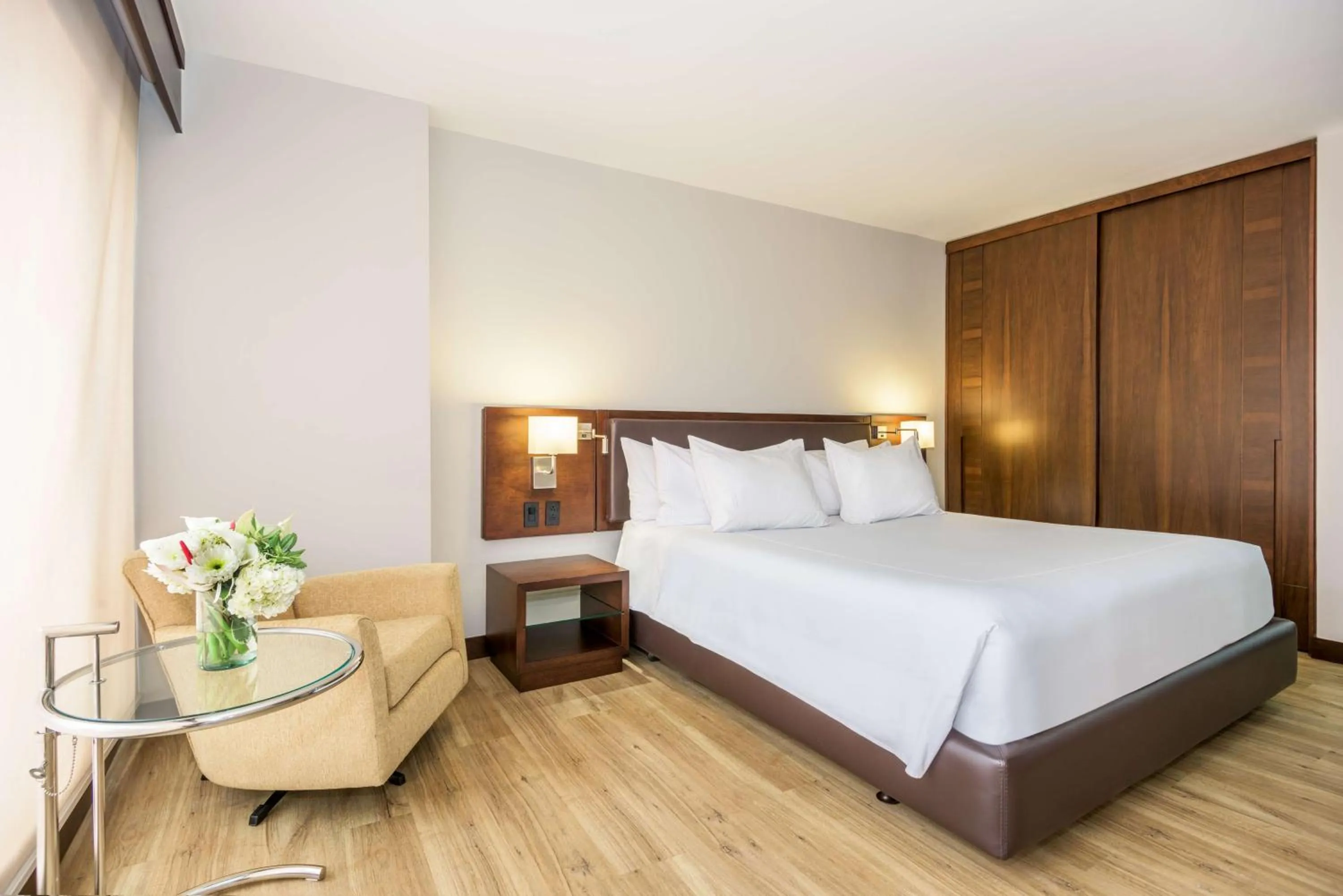 Photo of the whole room, Bed in NH Collection Bogota WTC Royal