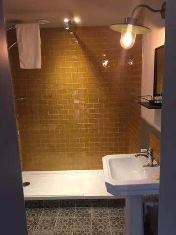 Shower in Dartmoor Halfway Inn