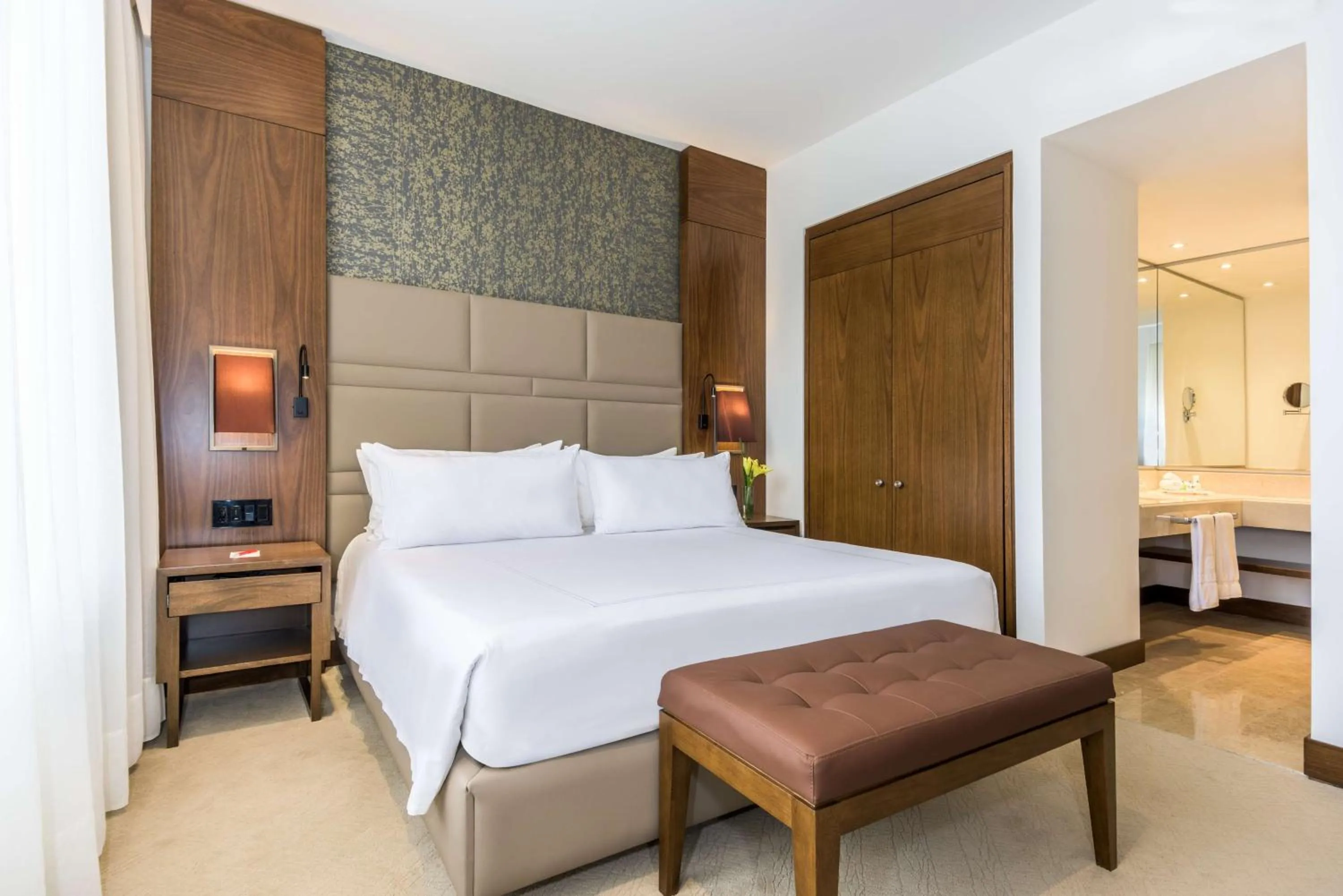 Photo of the whole room, Bed in NH Collection Bogotá Royal Teleport