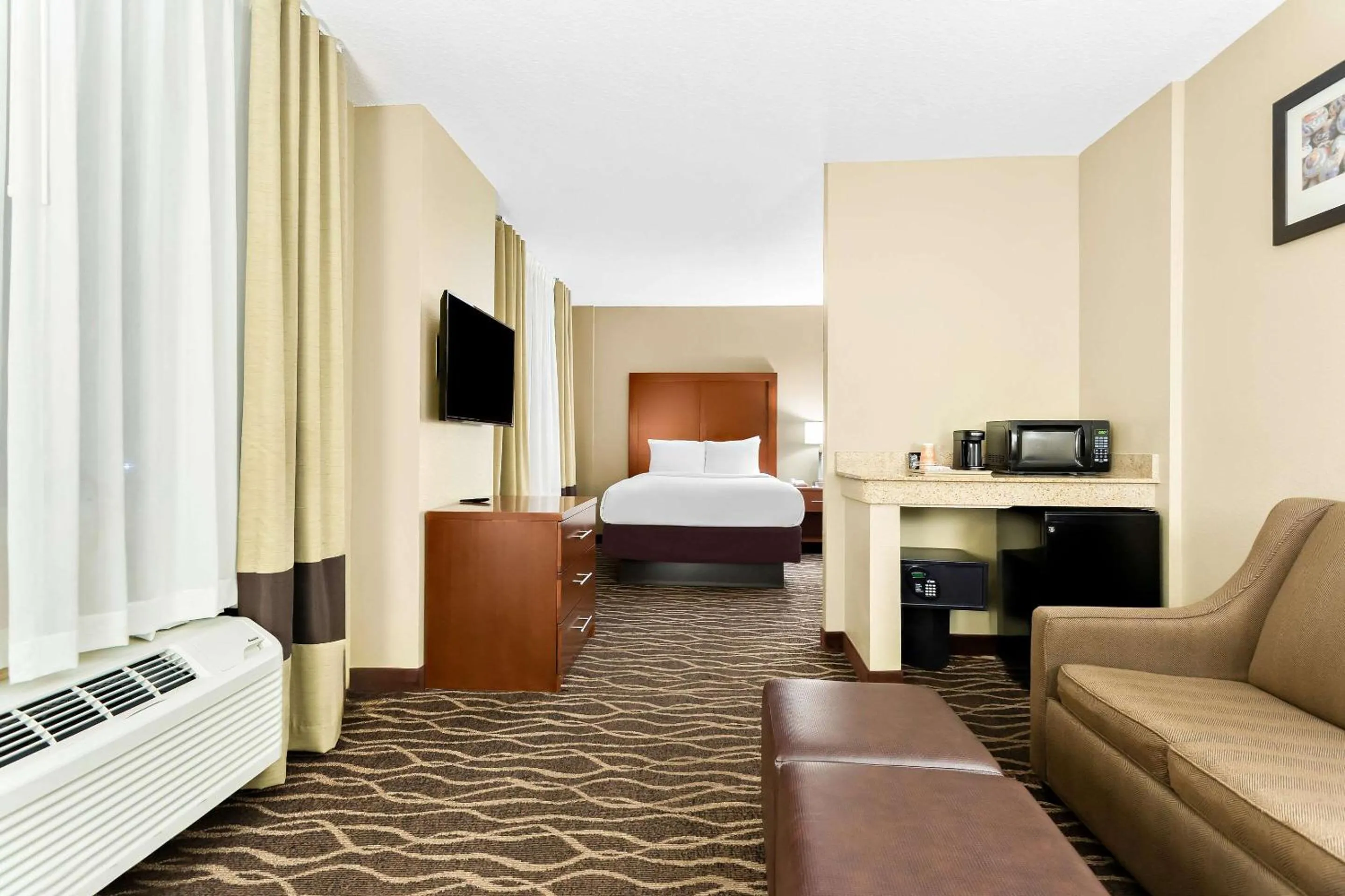 Bedroom, Bed in Comfort Suites Tampa Airport North
