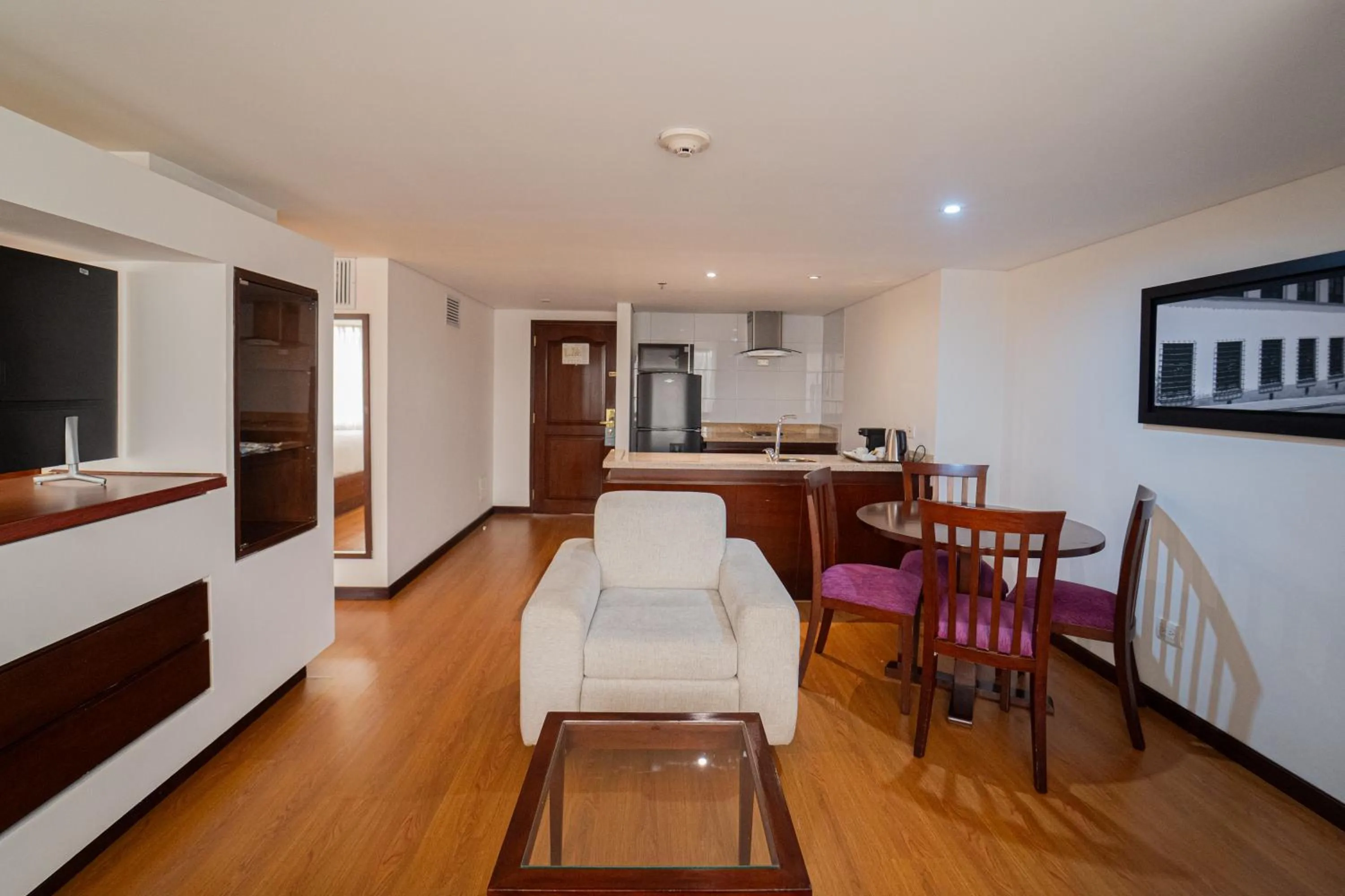 Living room, Bed in Radisson Bogota Metrotel