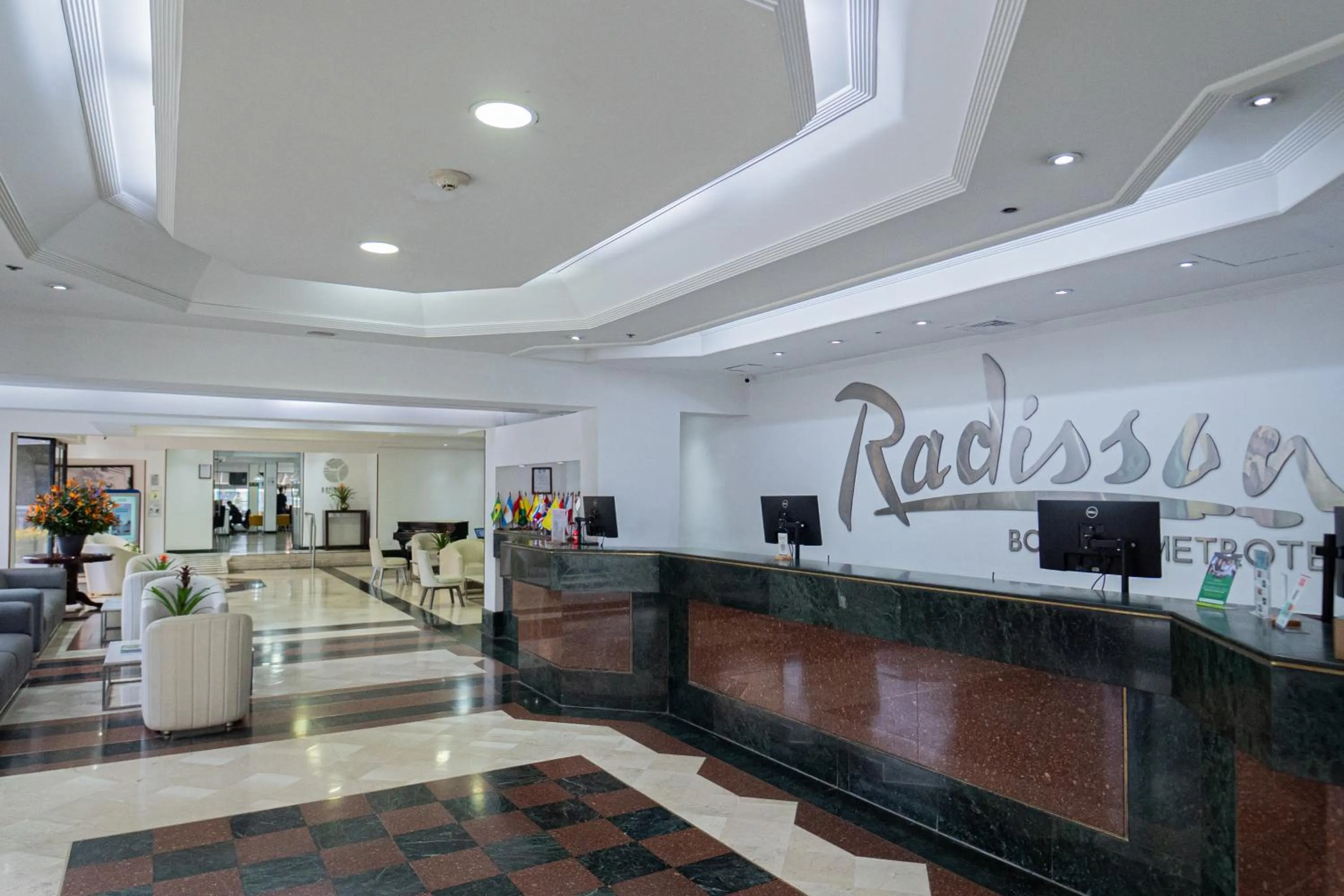 Lobby or reception in Radisson Bogota Metrotel