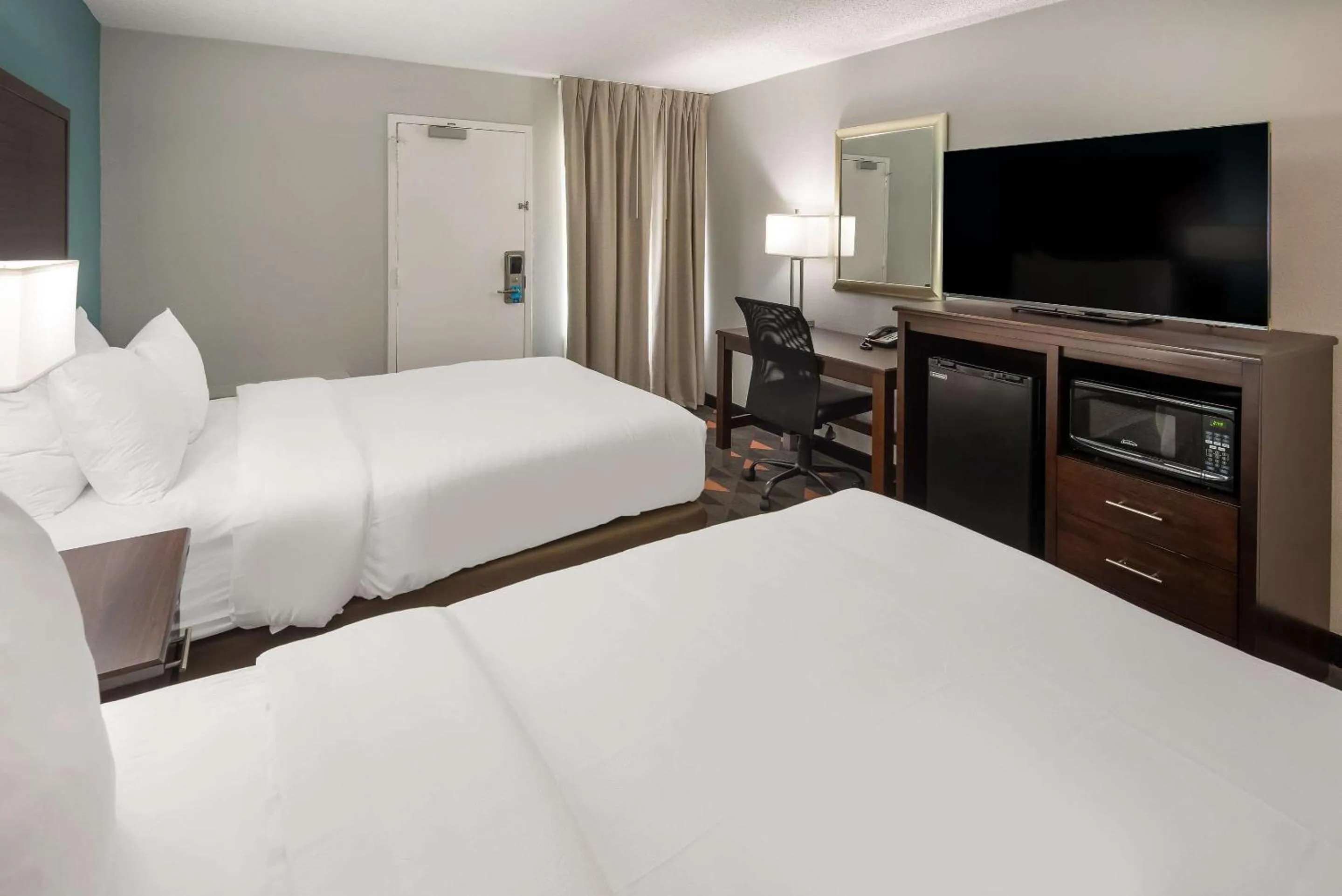 Bedroom, Bed in Clarion Pointe Indianapolis Northeast