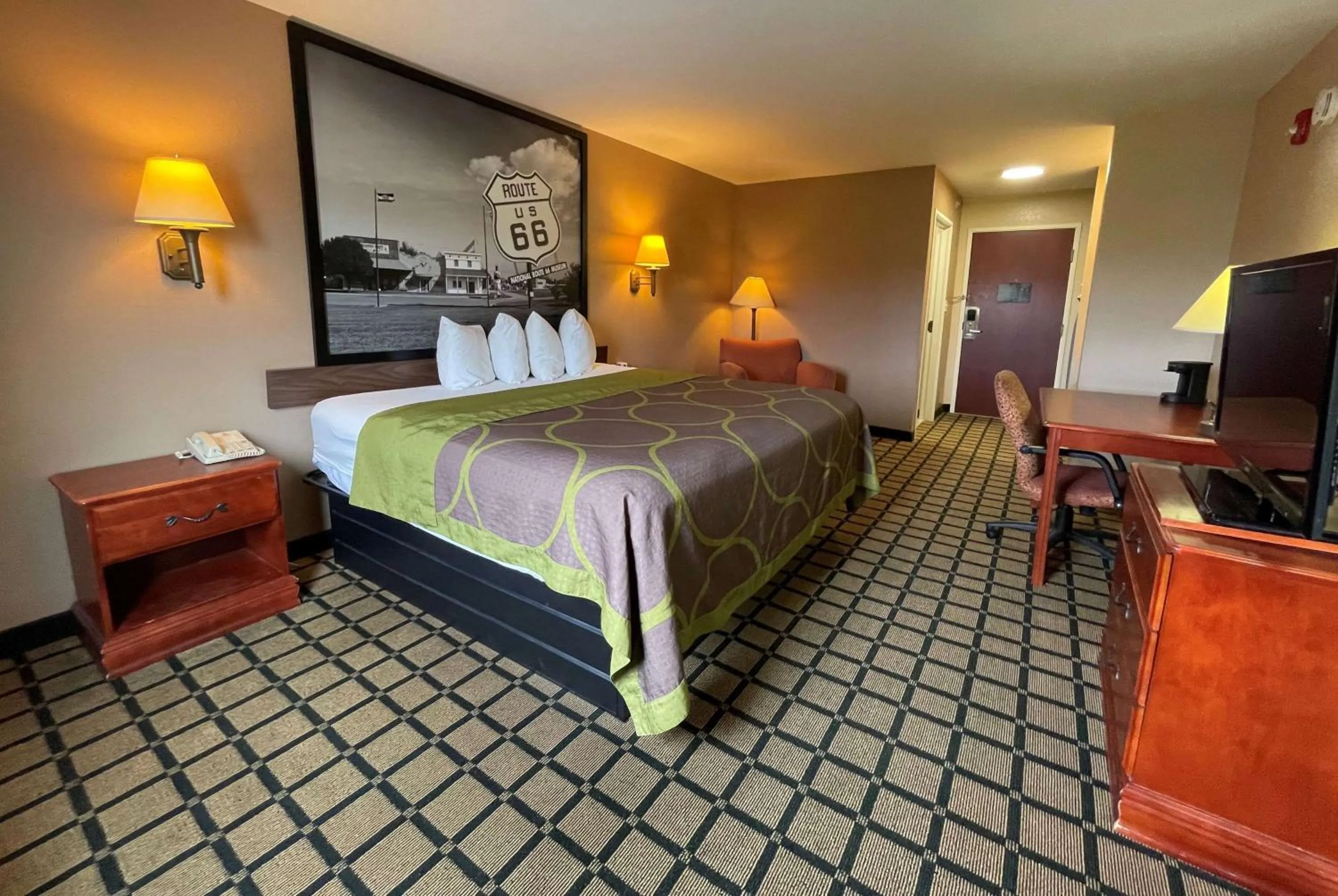 Photo of the whole room, Bed in Super 8 by Wyndham Rolla