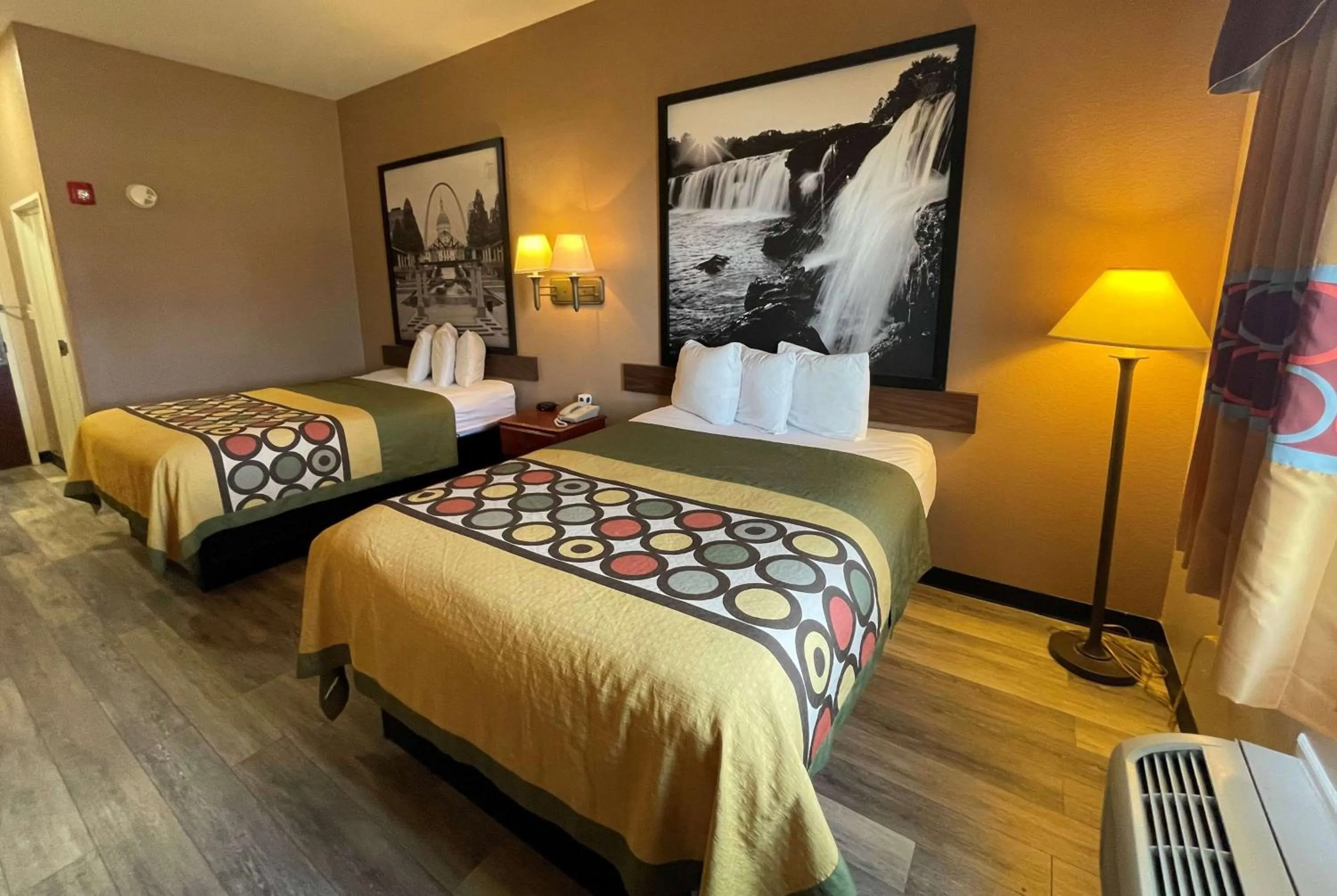 Photo of the whole room, Bed in Super 8 by Wyndham Rolla