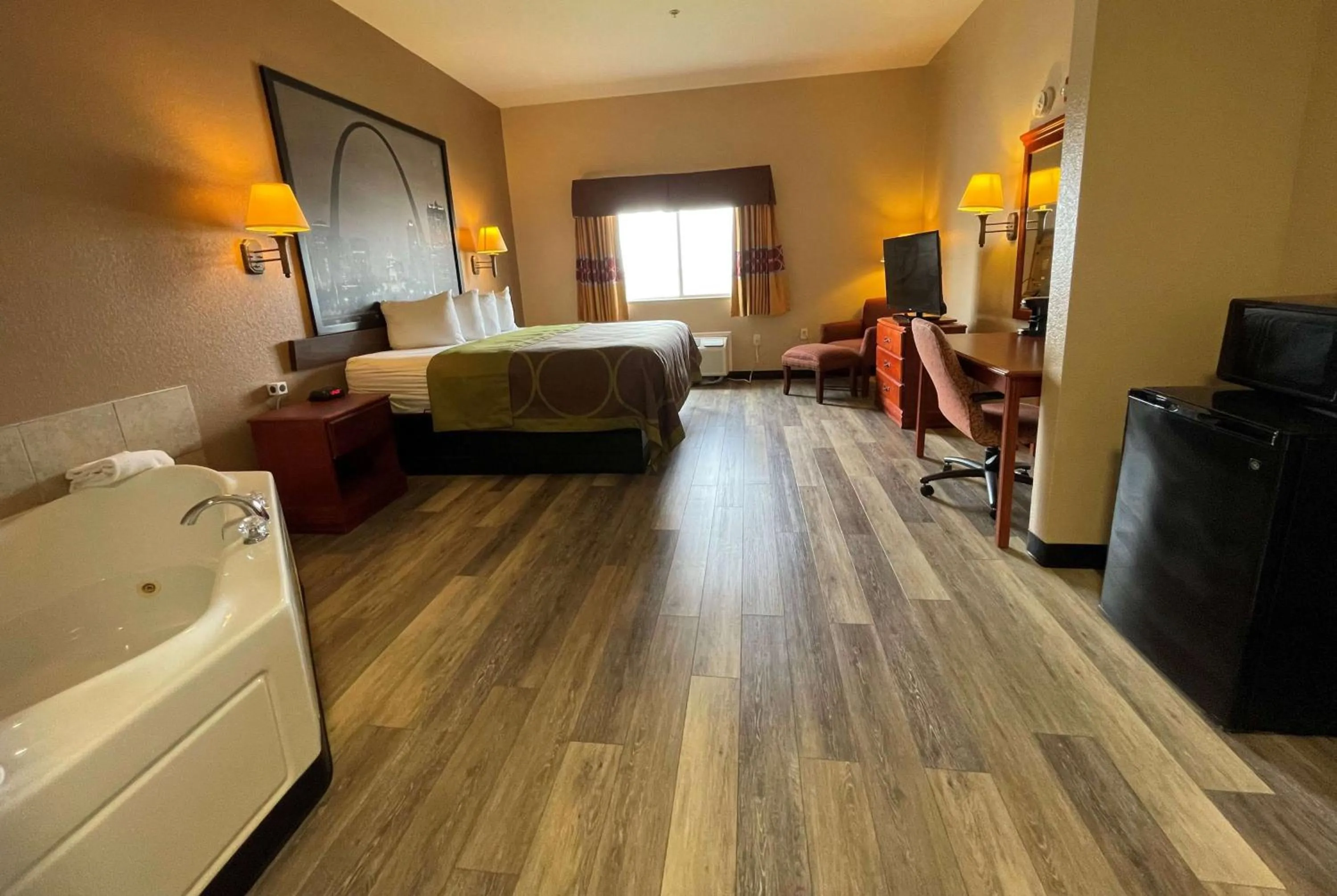 Photo of the whole room, Bed in Super 8 by Wyndham Rolla