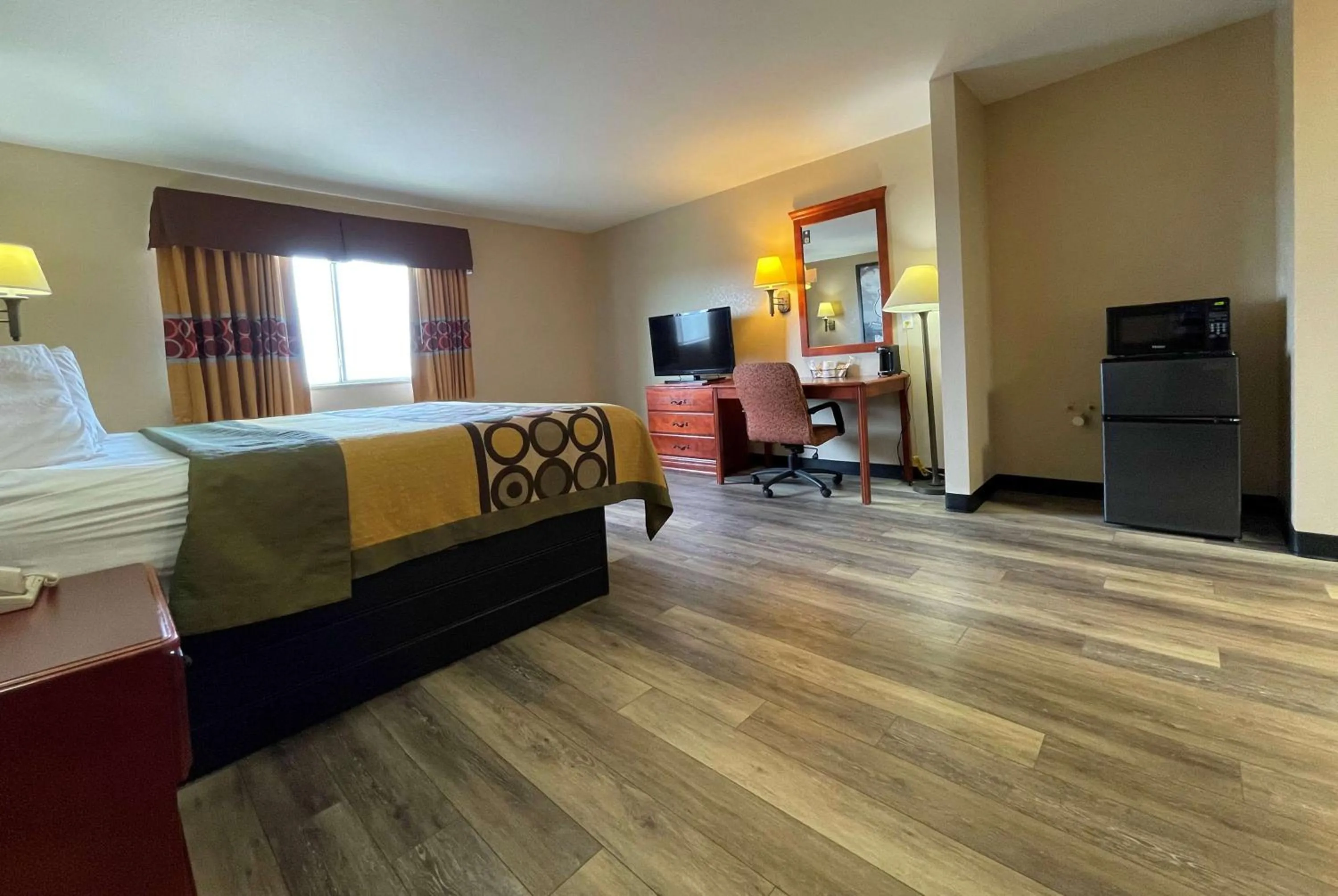 Photo of the whole room, Bed in Super 8 by Wyndham Rolla