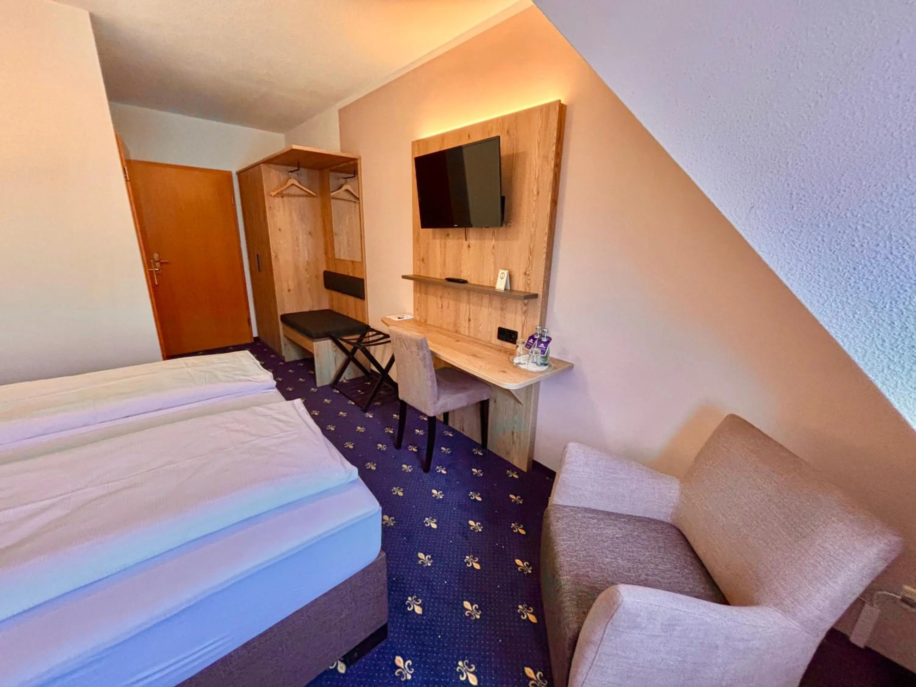 Photo of the whole room, Bed in Hotel Gasthof zur Heinzebank