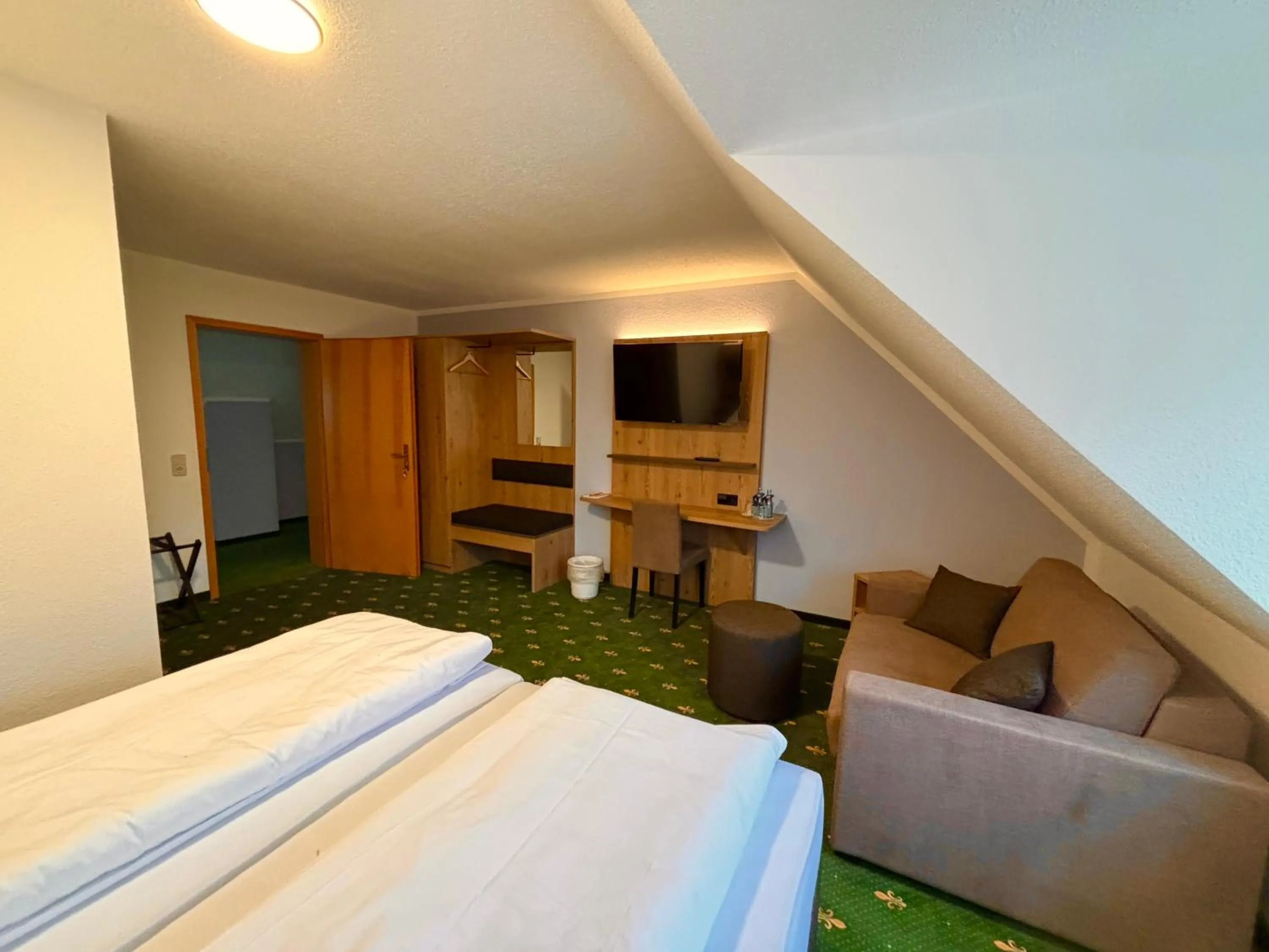 Photo of the whole room, Bed in Hotel Gasthof zur Heinzebank