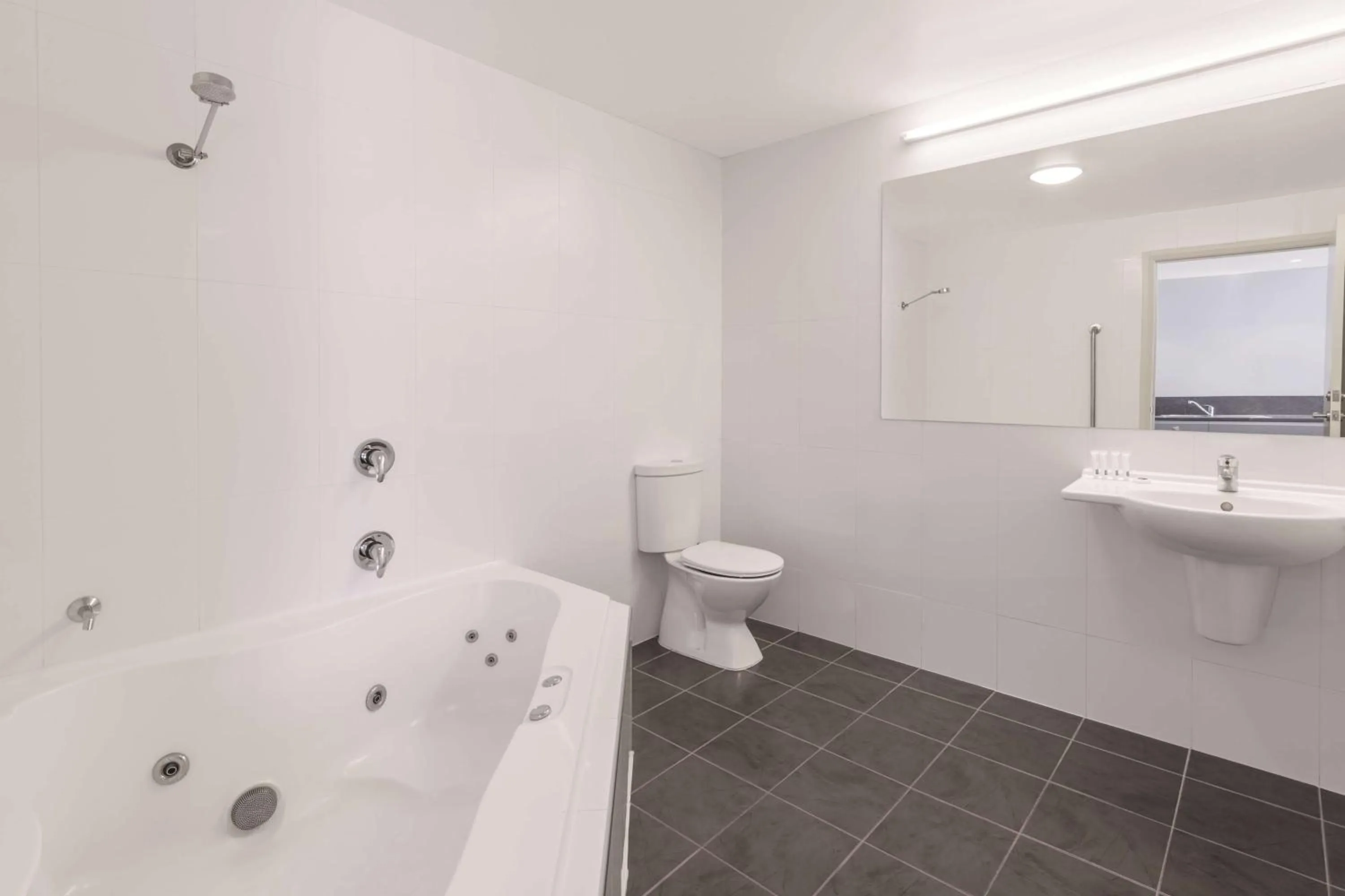 Toilet in Mantra Hobart Airport