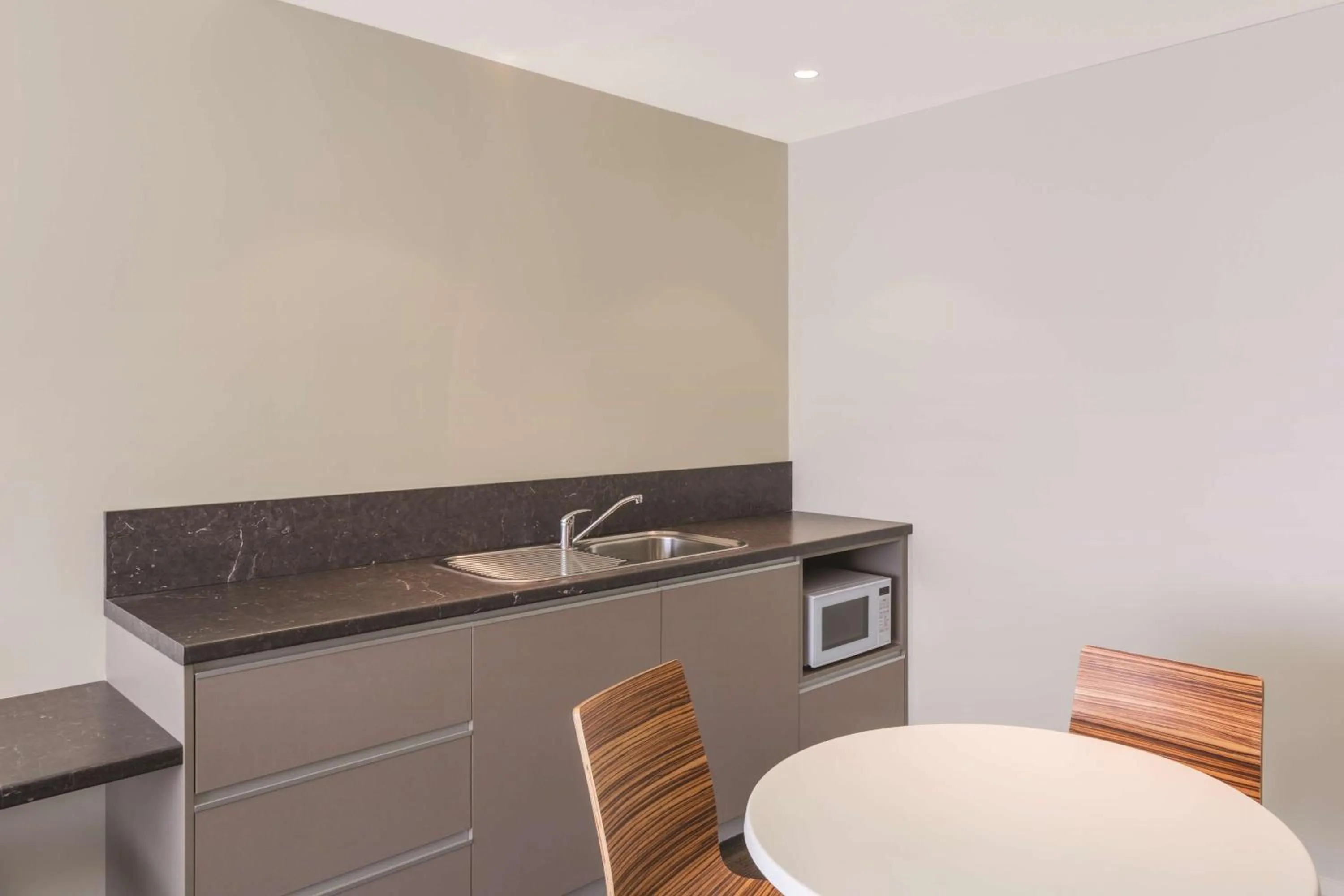 Kitchen or kitchenette in Mantra Hobart Airport