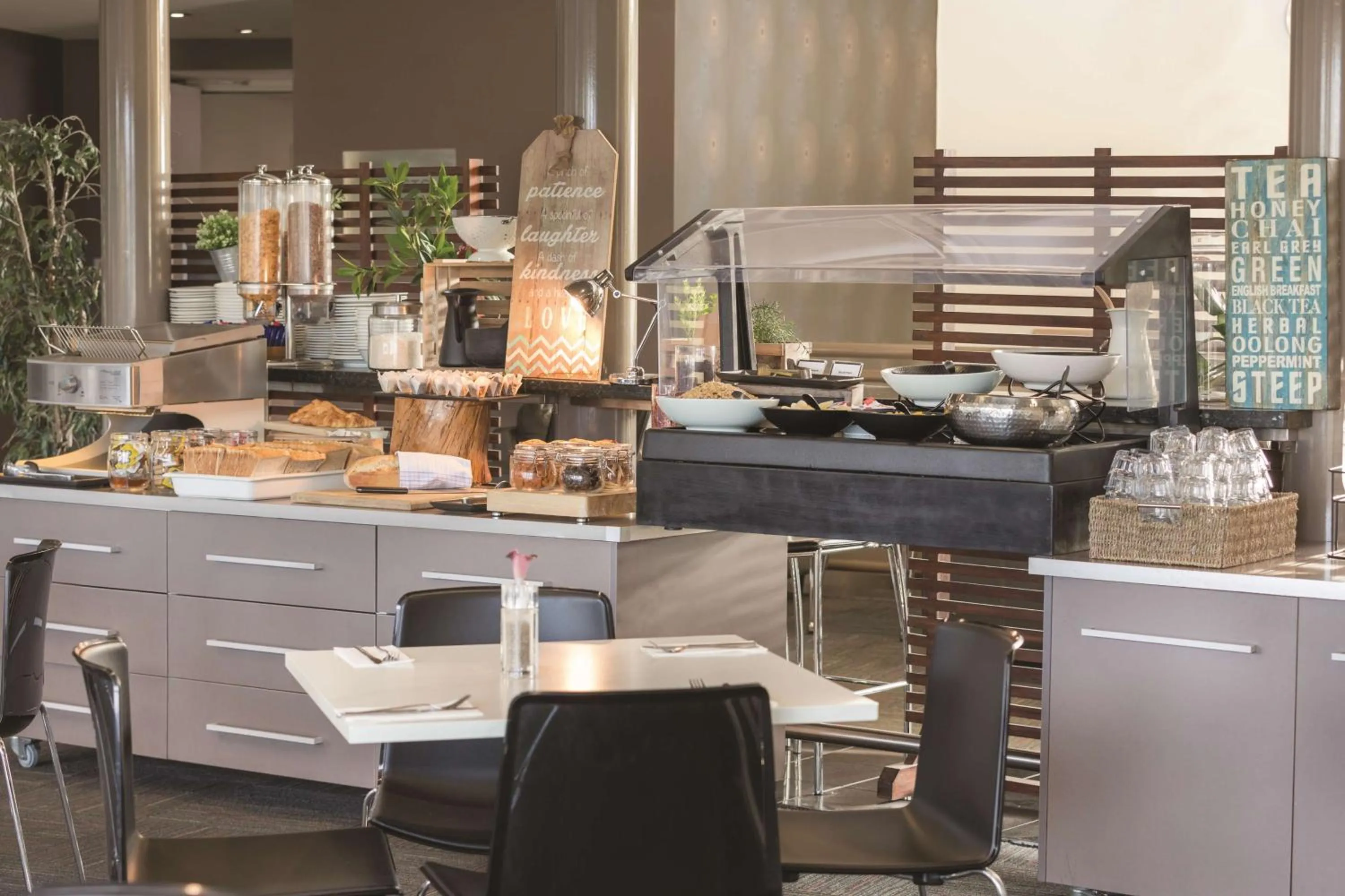 Restaurant/places to eat in Mantra Hobart Airport