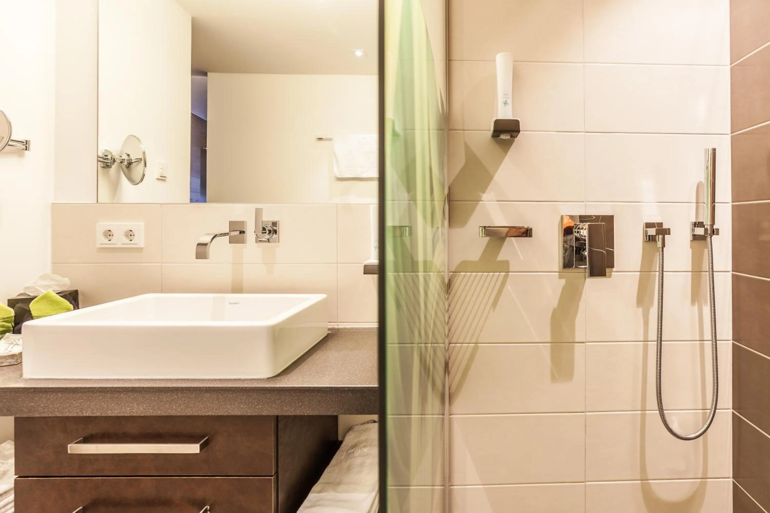 Shower in LEDERER Boutique Hotel