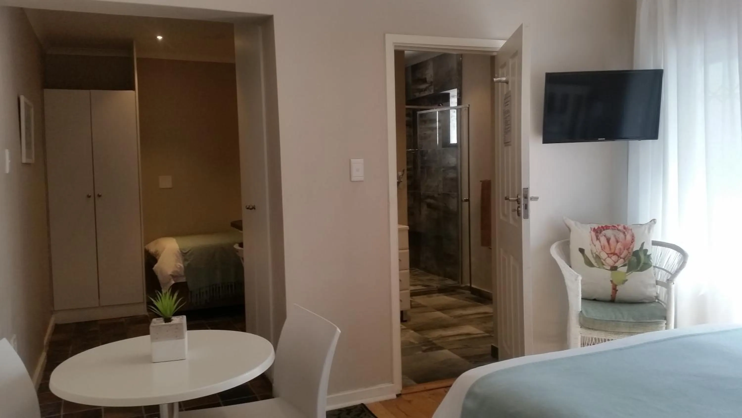 Photo of the whole room, Bed in The Greenhouse Guesthouse