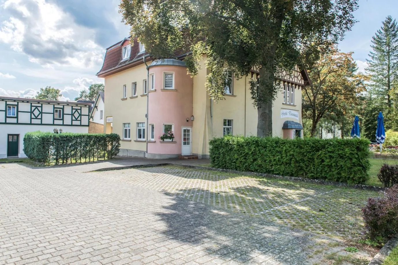 Property building in Hotel & Restaurant Raueneck
