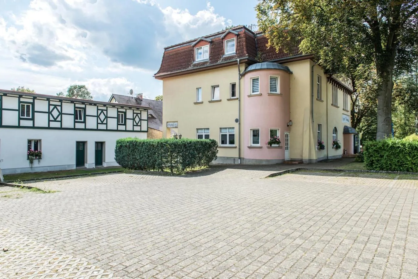 Property building in Hotel & Restaurant Raueneck