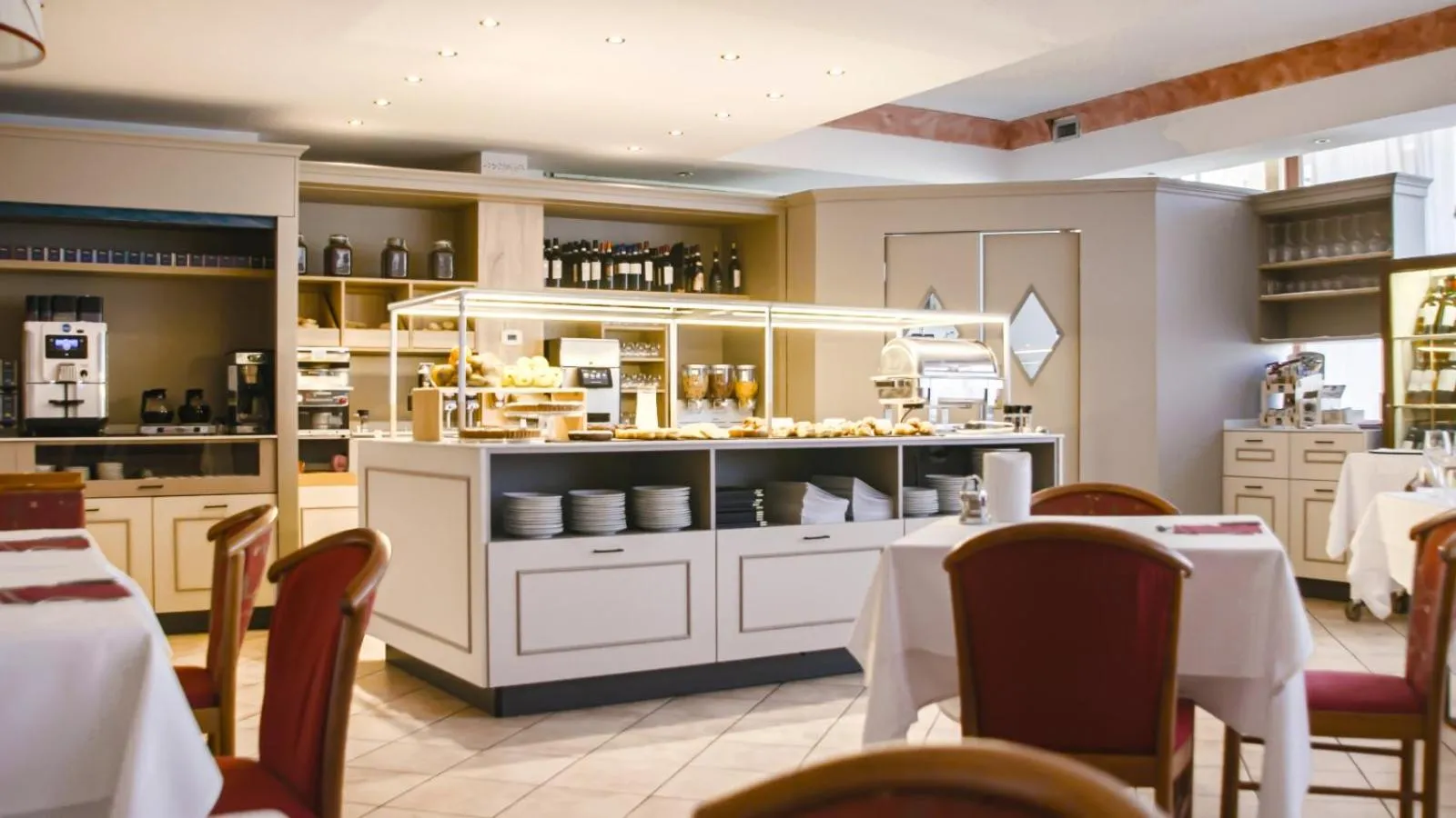 Restaurant/places to eat in Hotel Romantic