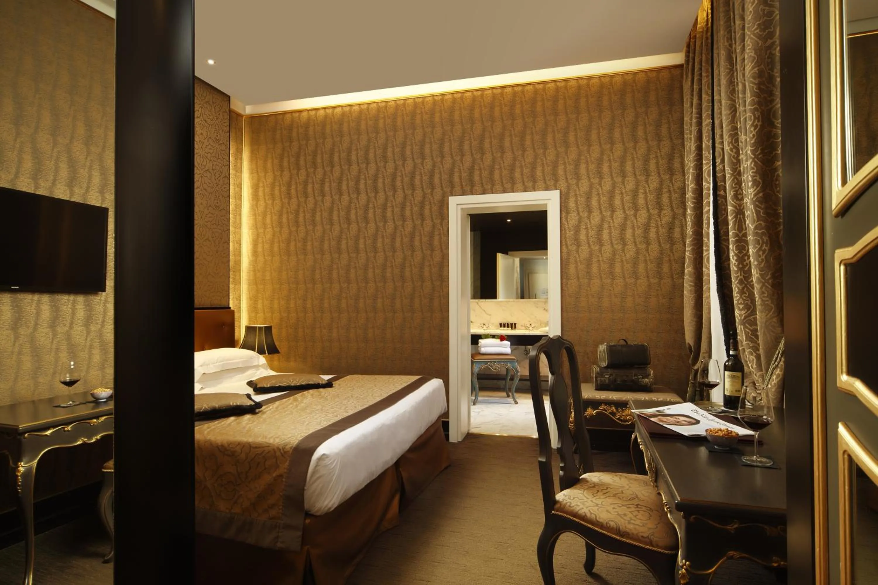 Bedroom, Bed in Aqua Palace