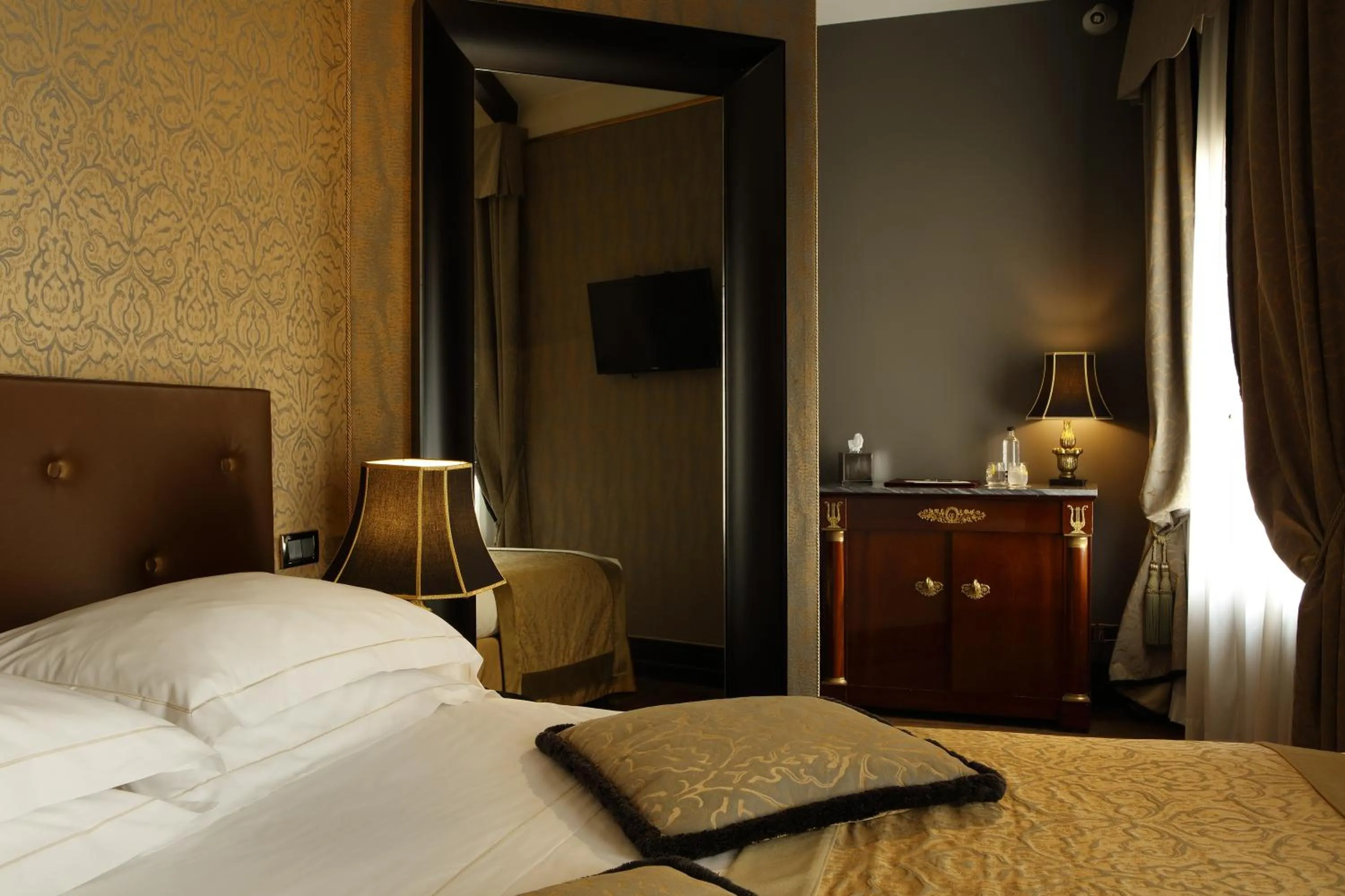 Bedroom, Bed in Aqua Palace