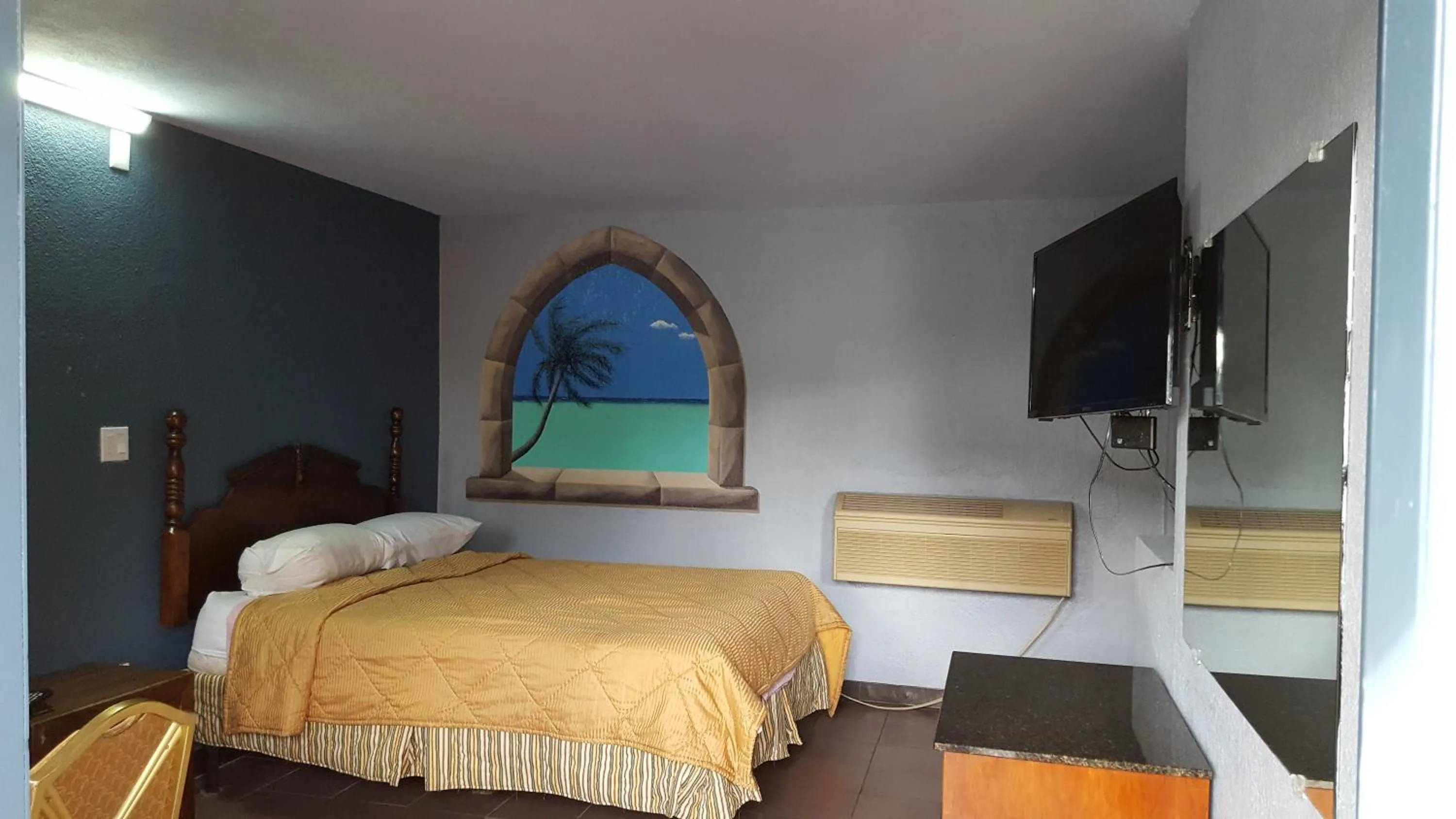 Bedroom, Bed in Budget Motel