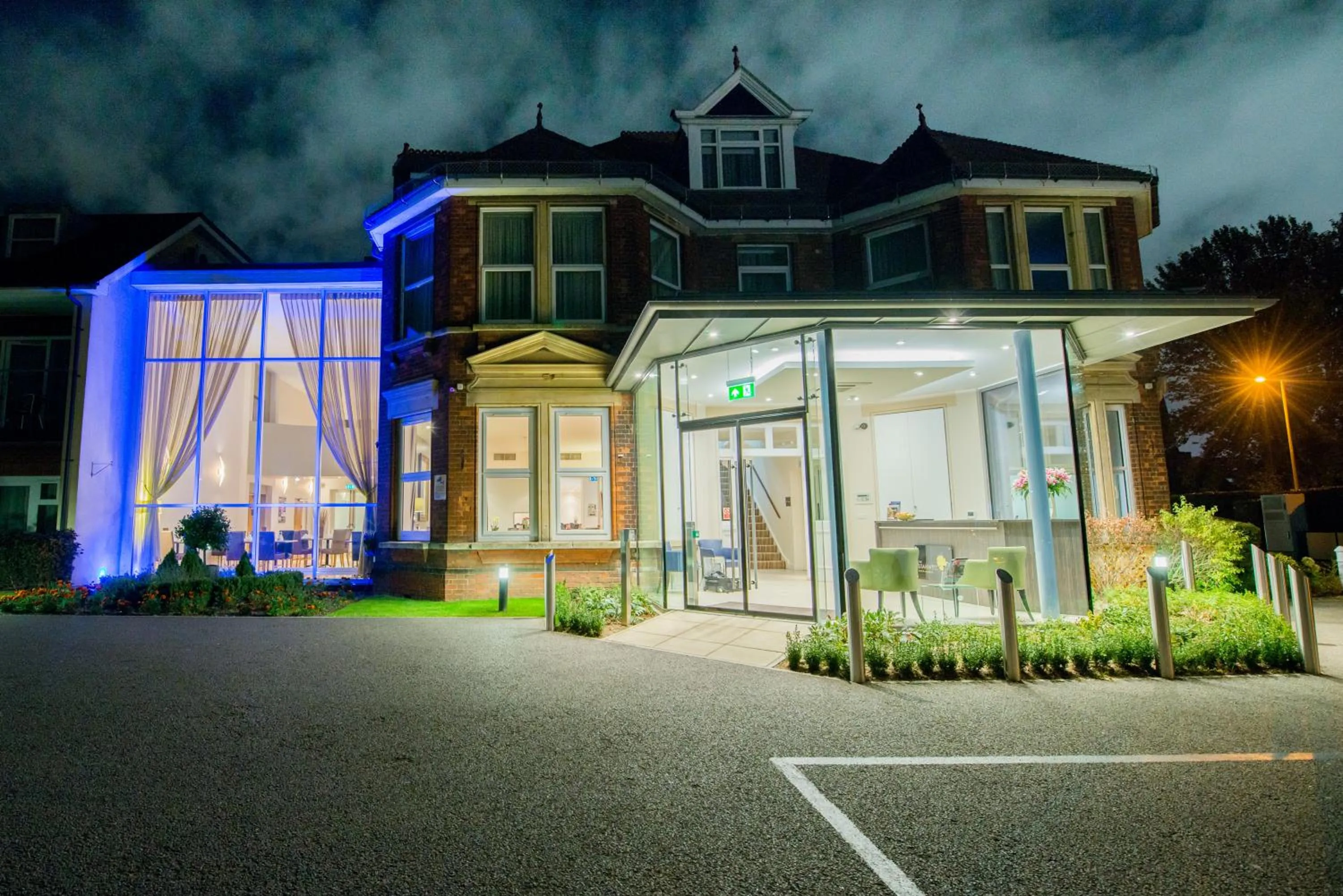 Facade/entrance, Property Building in Stanwell Hotel By Mercure