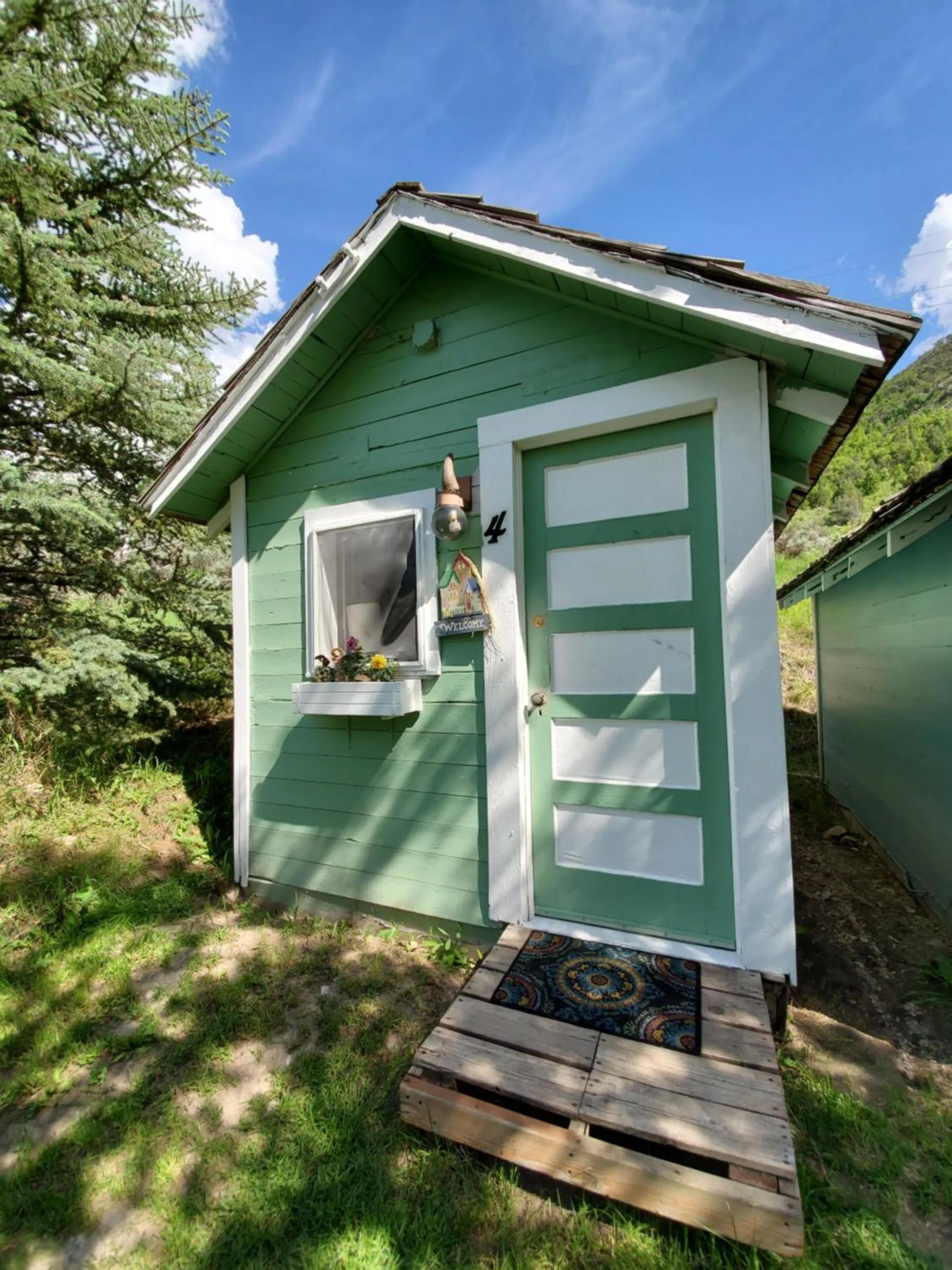 Facade/entrance in Bristol Cabins