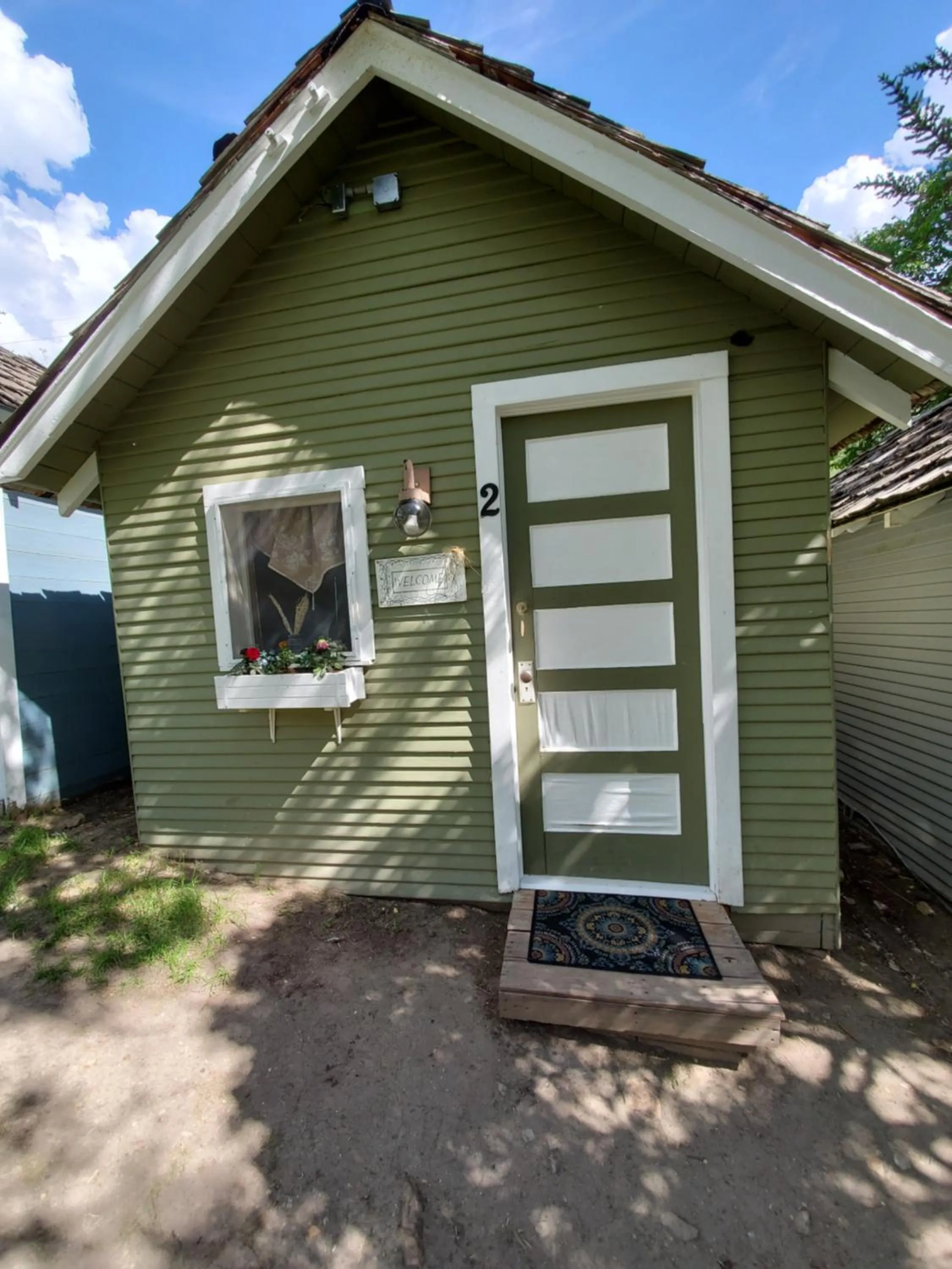 Facade/entrance in Bristol Cabins