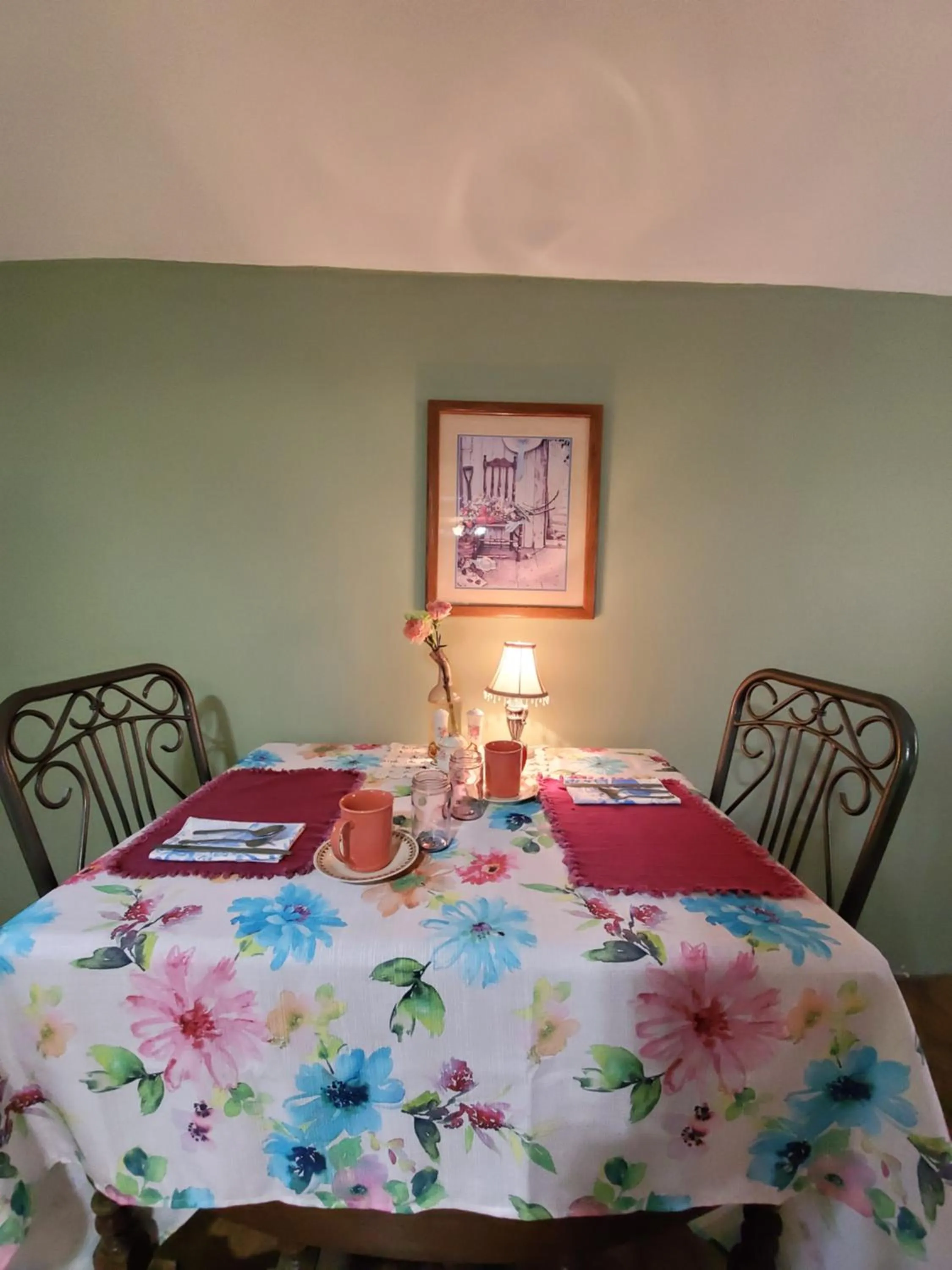 Dining area in Bristol Cabins