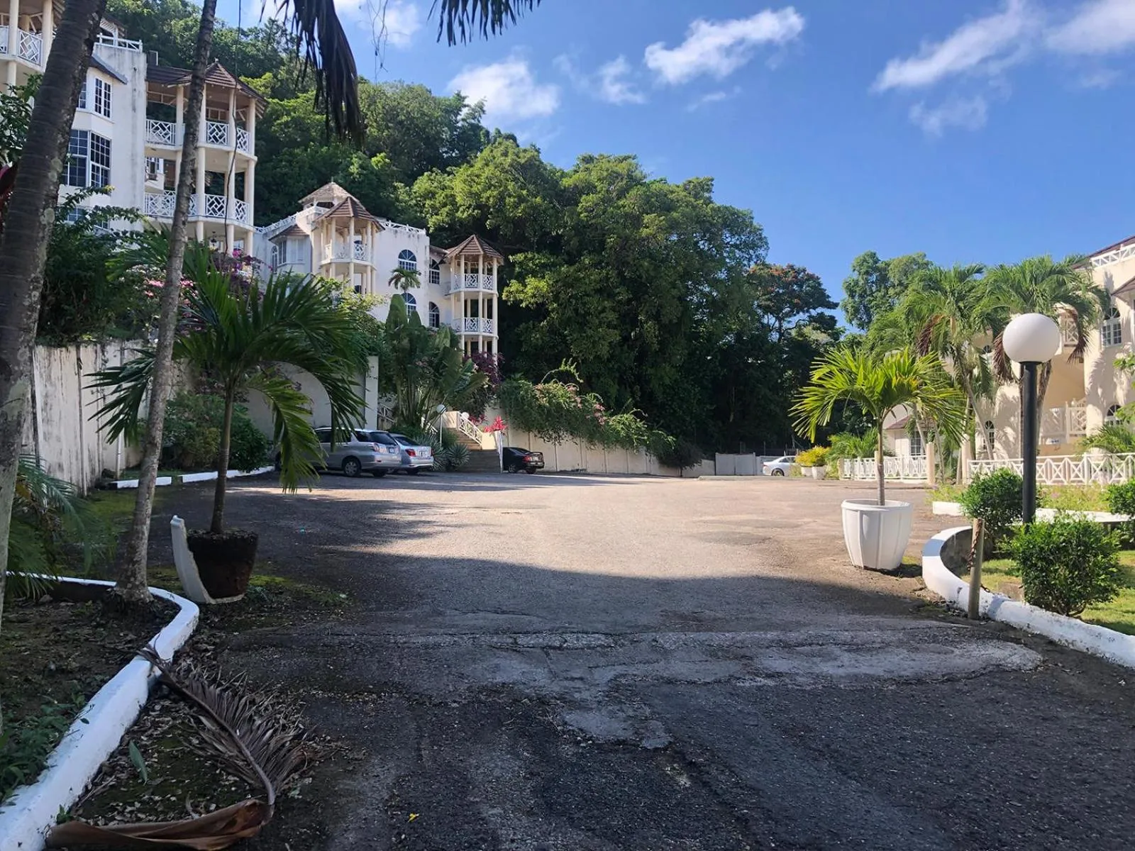 Neighbourhood in Elegant Condo Awesome View