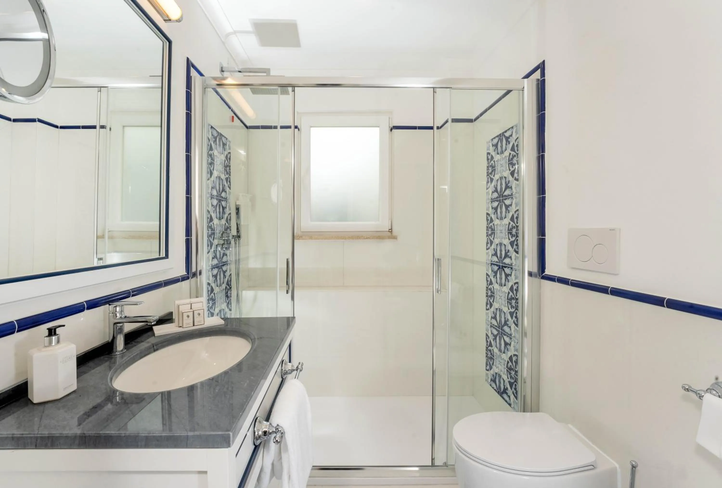 Bathroom in Sina Flora