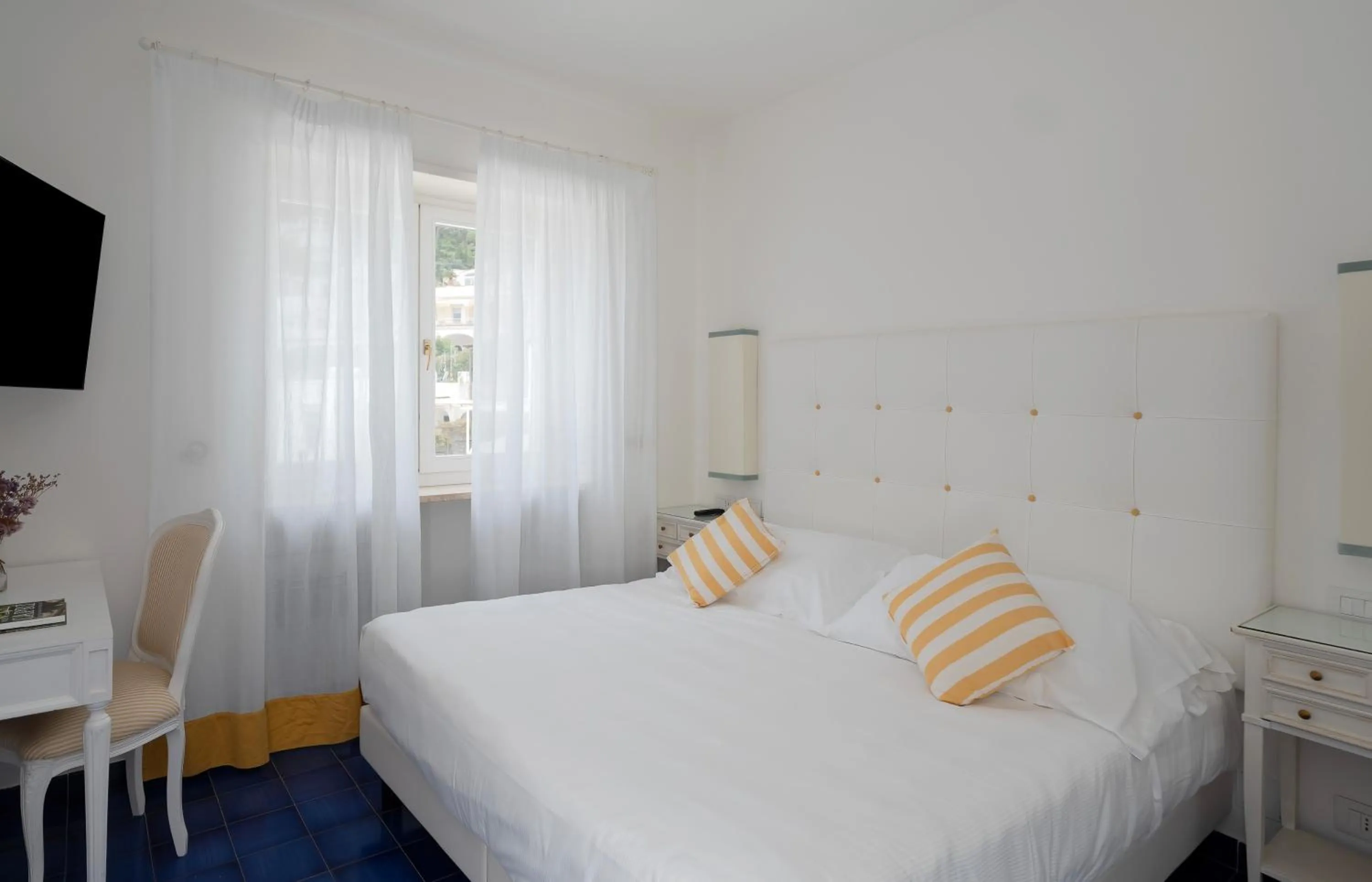 Bedroom, Bed in Sina Flora