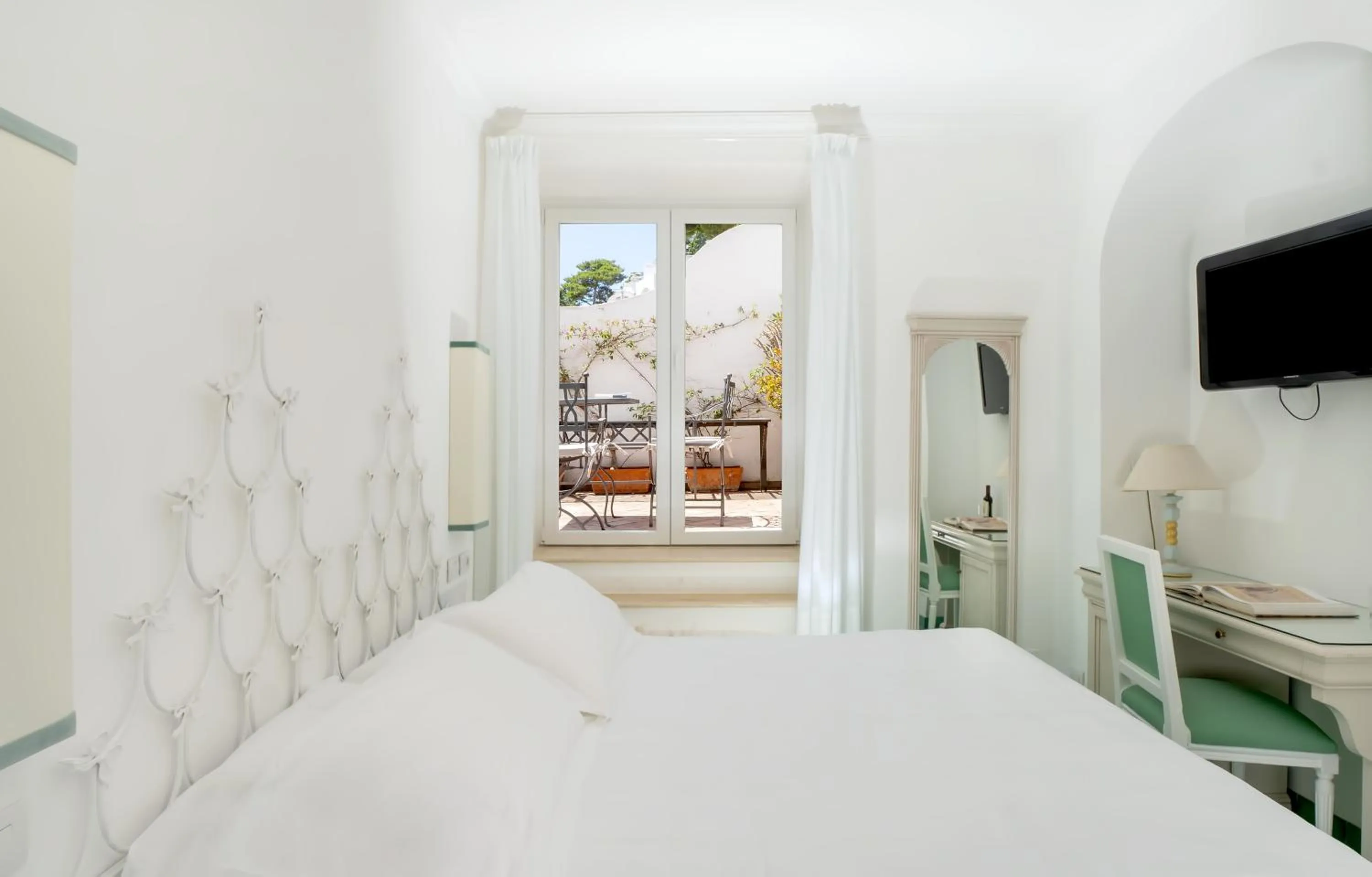 Bedroom, Bed in Sina Flora