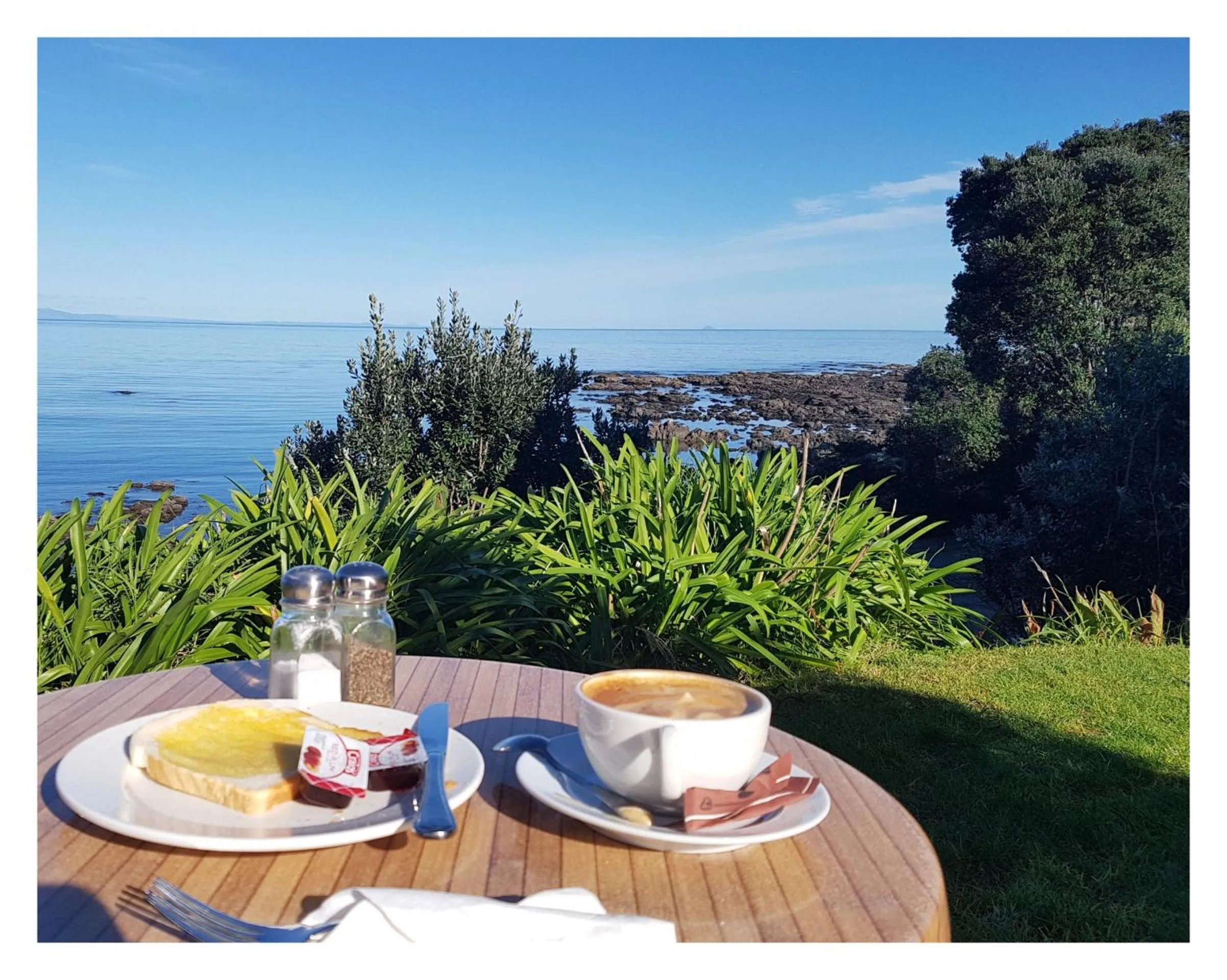 Food and drinks in Te Kaha Beach Hotel